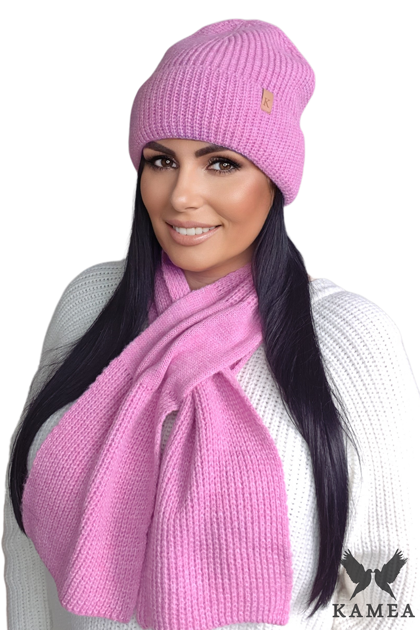 Komplety: czapka + szalik/komin, Model: Chloe-Komplet, Kolor: różowy, Skład materiału: 57% Akryl; 29% Poliamid; 7% Wiskoza; 7% Wełna, Przeznaczenie: Jesień/Zima, Wymiary(długość/szerokość): 108cm/16cm