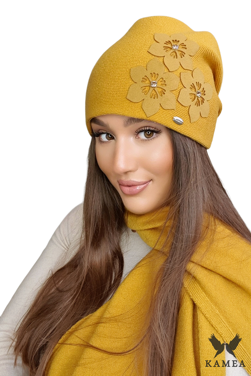Čepice, Model: Teona, Barva: medová, Složení materiálu: 40% Akryl; 25% Viskóza; 20% Vlna; 15% Elastan, Určení: Podzim/Zima, Velikost: Univerzální (54-60)