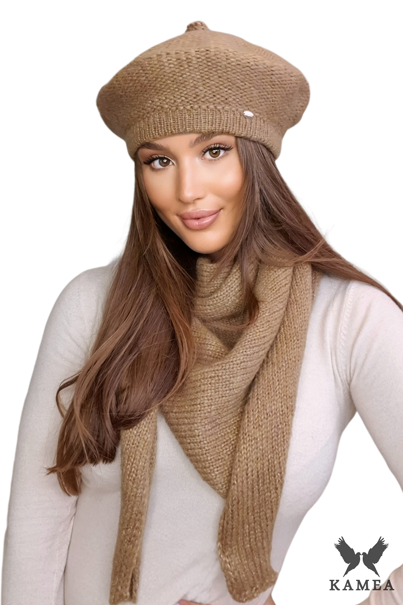 Beret Damski, Model: Ofelia, Kolor: camelowy, Skład materiału: 30% Poliamid; 19% Poliester; 19% Merynos Wełna; 15% Wiskoza; 15% Kid Moher; 2% Lurex, Przeznaczenie: Jesień/Zima, Rozmiar: Uniwersalny (54-60)
