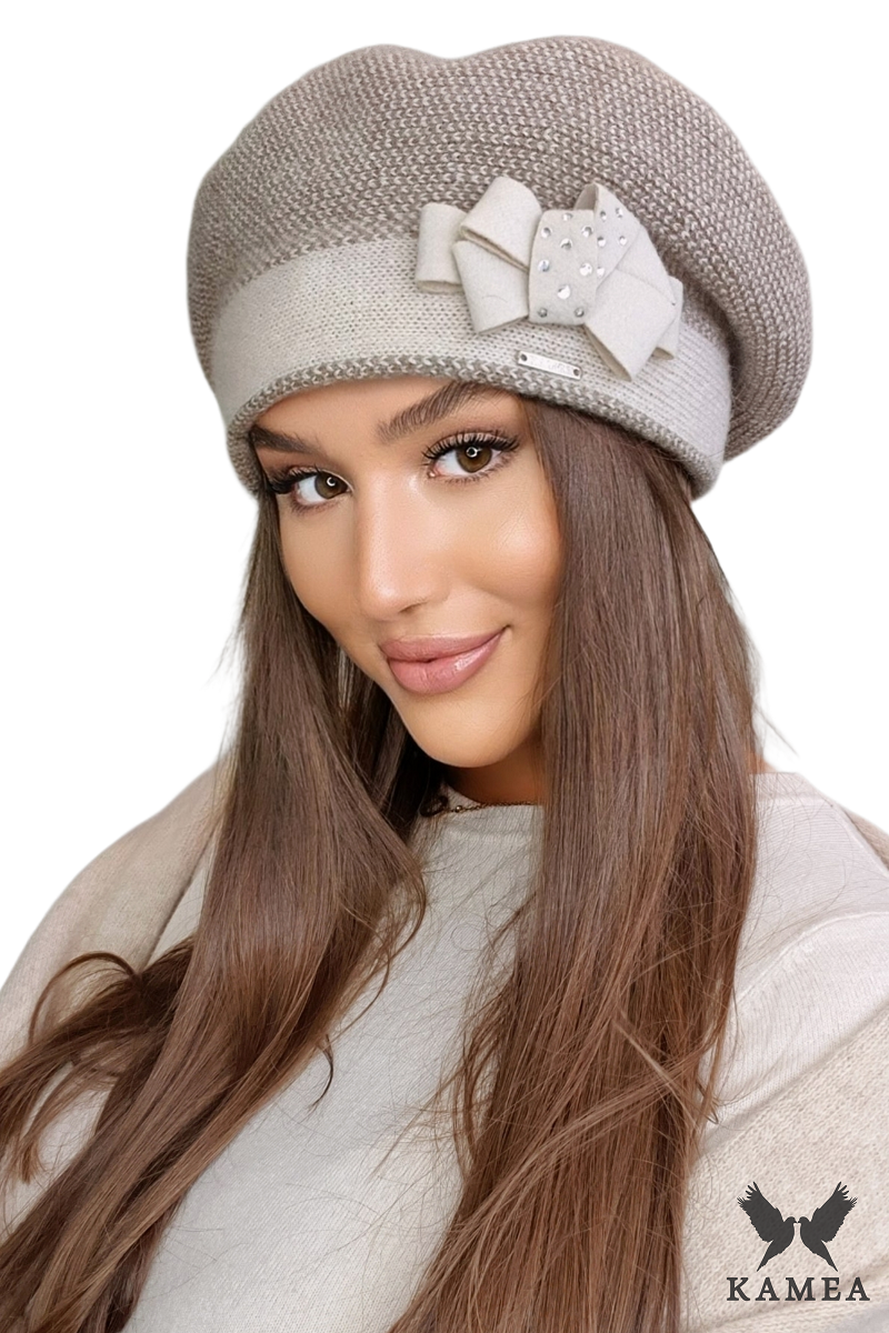 Detal beżowego beretu AMPARO, ukazujący finezyjną aplikację i materiał w pepitkę | KAMEA | Spironik.pl