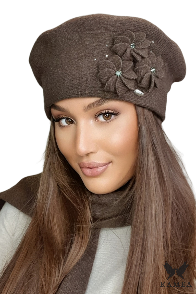 Brązowy beret damski SALIMA z wełny, idealny na jesień i zimę, z kwiatowymi aplikacjami i cyrkoniami | manufacture | Spironik.pl