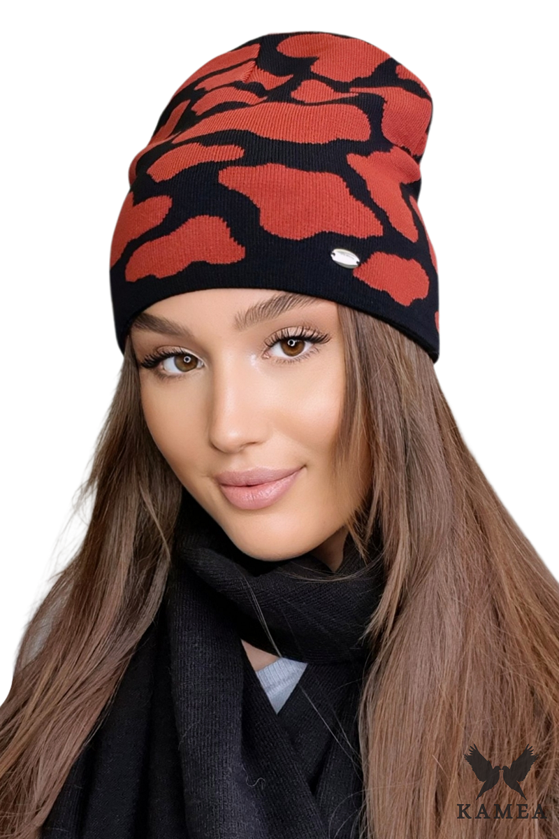 Detal czapki HASNA, ukazujący plamy barwne oraz skład materiału: 97% wiskoza, 3% elastan | KAMEA | Spironik.pl