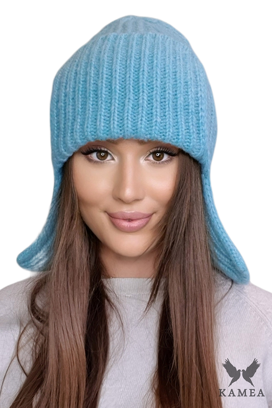 Detal czapki AMETYST z ozdobnym znaczkiem w formie prostokąta i motylka, w kolorze turkusowym | KAMEA | Spironik.pl