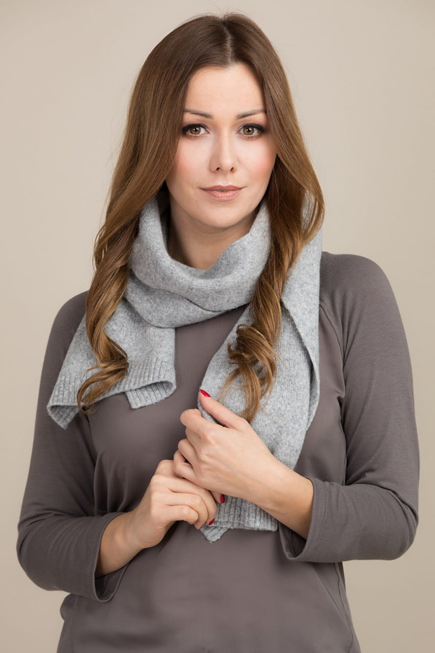 Szalik Damski, Model: Szalik-02, Kolor: szary, Skład materiału: 80% Wełna; 20% Poliamid, Przeznaczenie: Jesień/Zima, Wymiary(długość/szerokość): 160cm/25cm (Szalik Damski, zdjęcie 3)