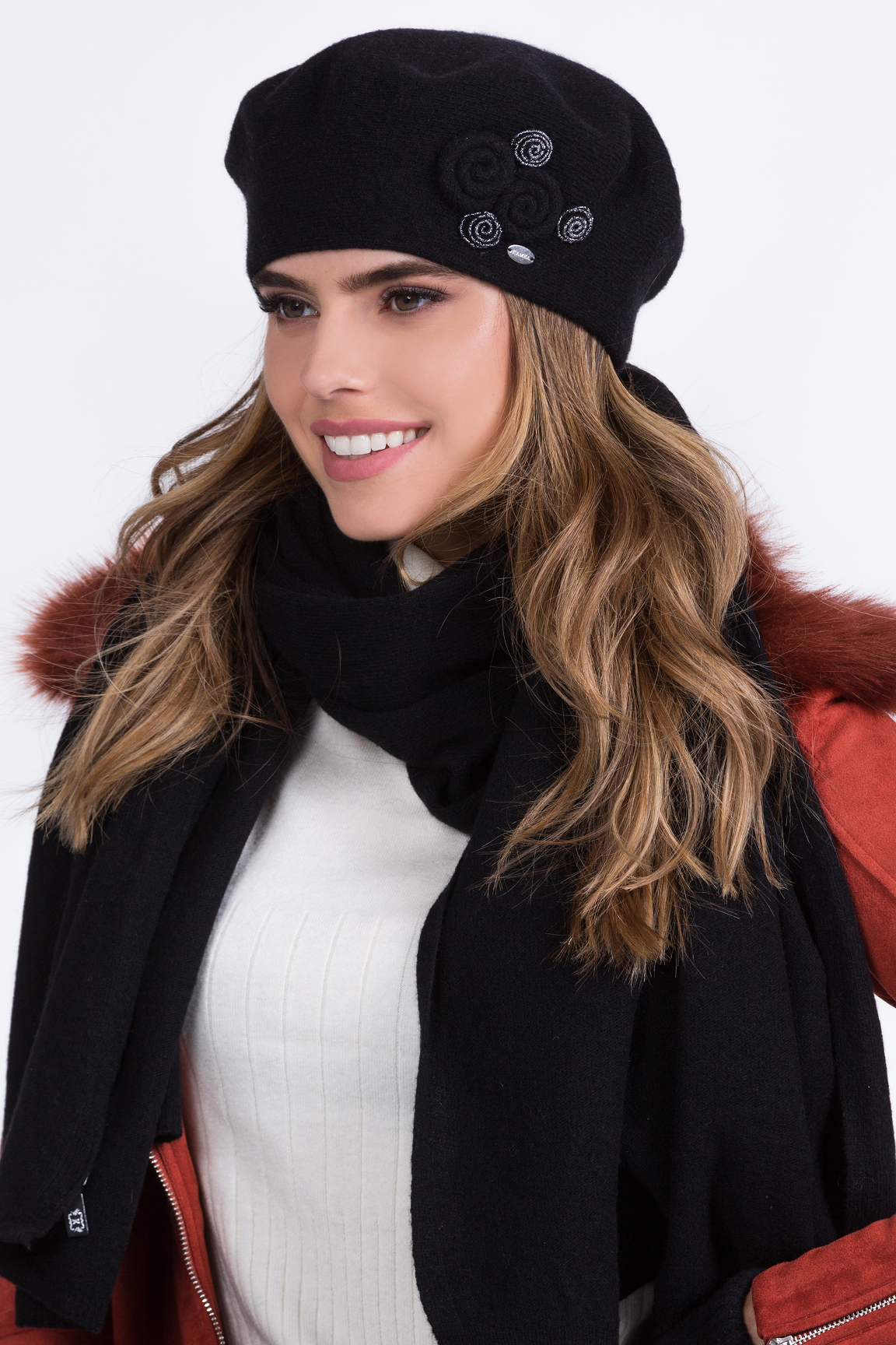 Beret Damski, Model: Birma, Kolor: czarny, Skład materiału: 80% Wełna; 20% Poliamid, Przeznaczenie: Jesień/Zima, Rozmiar: Uniwersalny (54-60)