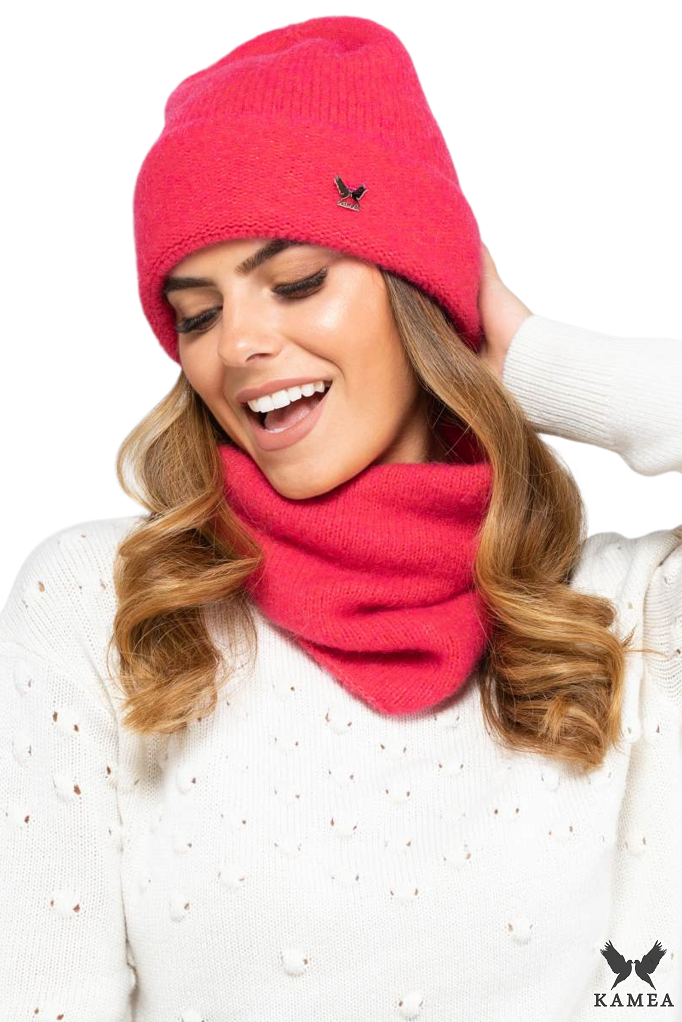 Czapka Damska, Model: Kalifornia, Kolor: malinowy, Skład materiału: 45% Poliamid; 15% Merynos Wełna; 14% Poliester; 12% Kid Moher; 12% Wiskoza; 2% Elastan, Przeznaczenie: Jesień/Zima, Rozmiar: Uniwersalny (54-60)
