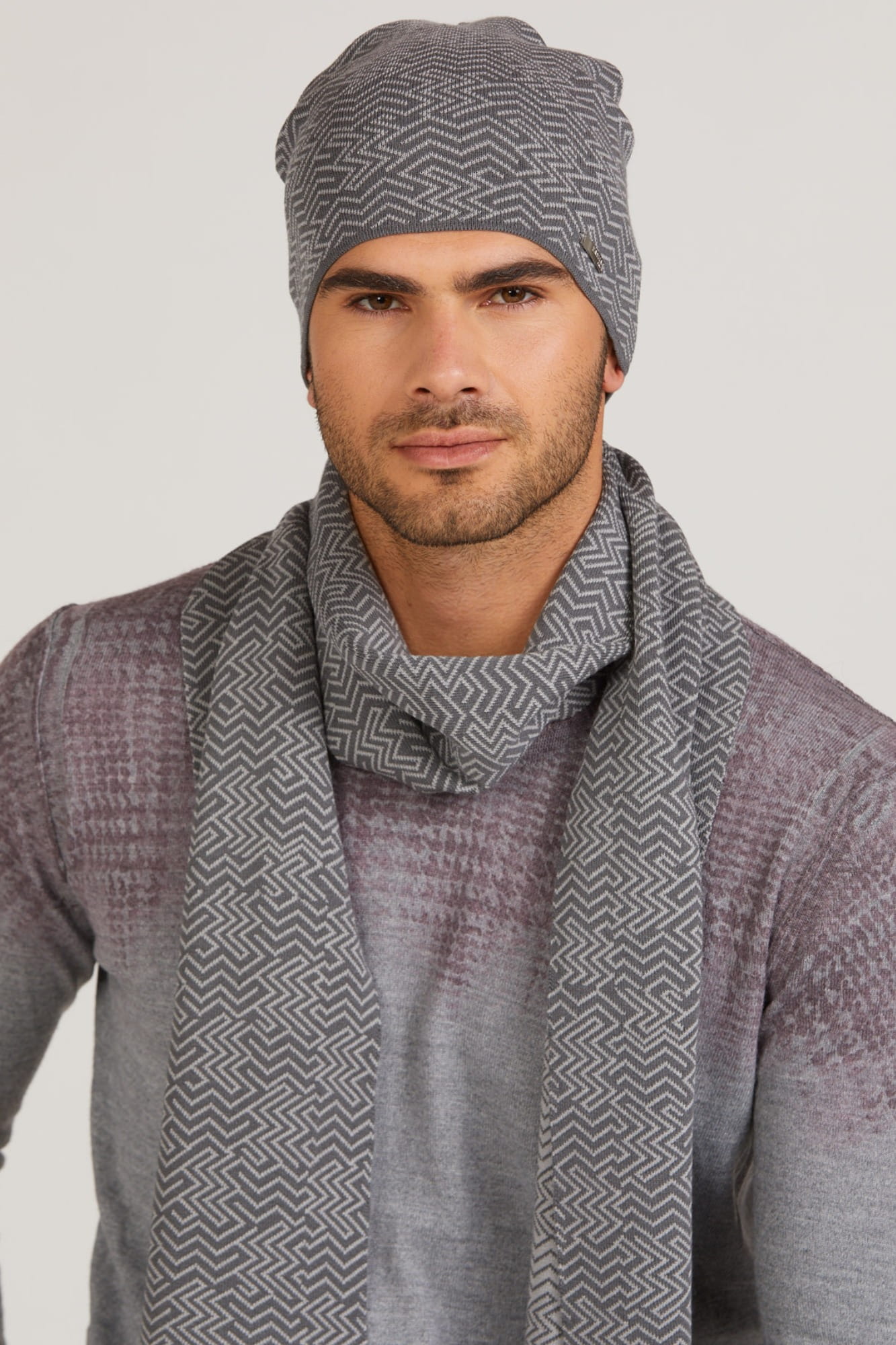 Szalik Męski, Model: Rufino-Szal, Kolor: grafitowy, Skład materiału: 97% Wiskoza; 3% Elastan, Przeznaczenie: Jesień/Zima, Wymiary(długość/szerokość): 180cm/20cm (Szalik Męski, zdjęcie 2)