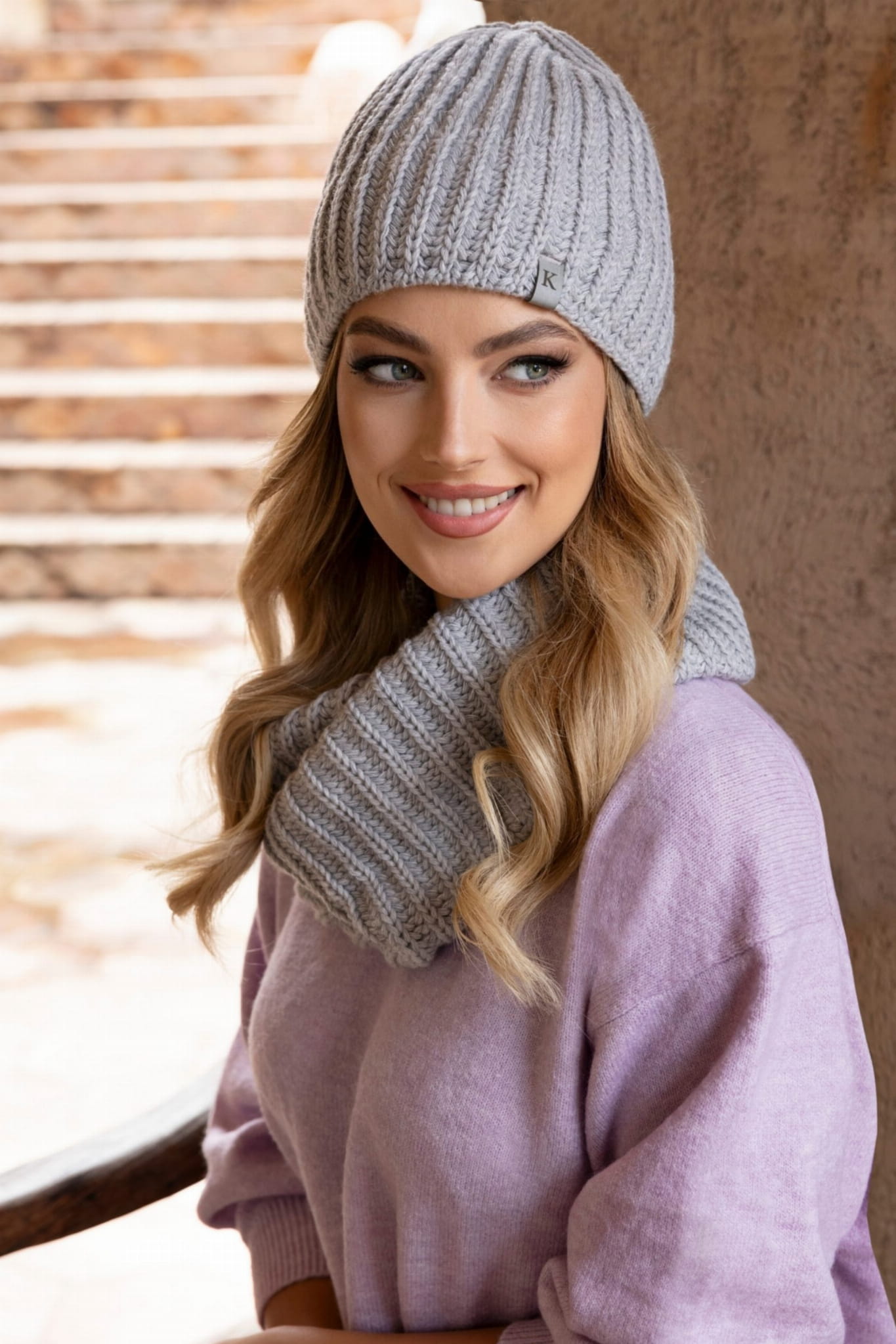 Komplet (Czapka + Komin), Model: Cykoria-Komplet, Kolor: szary, Skład materiału: 50% Akryl; 30% Wełna; 10% Wiskoza; 10% Alpaka, Przeznaczenie: Jesień/Zima, Wymiary(długość/szerokość): 32cm/38cm