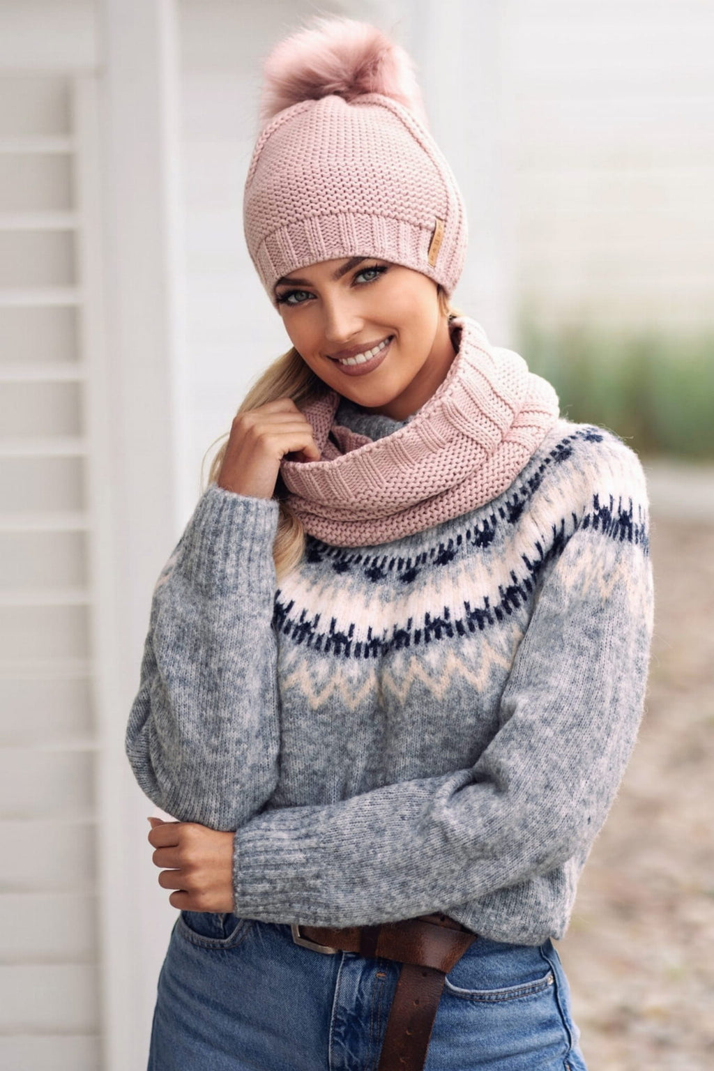 Komplet (Czapka+ Komin), Model: Fiona-Komplet, Kolor: różowy, Skład materiału: 50% Akryl; 30% Wełna; 20% Poliamid, Przeznaczenie: Jesień/Zima, Rozmiar: Uniwersalny (54-60)