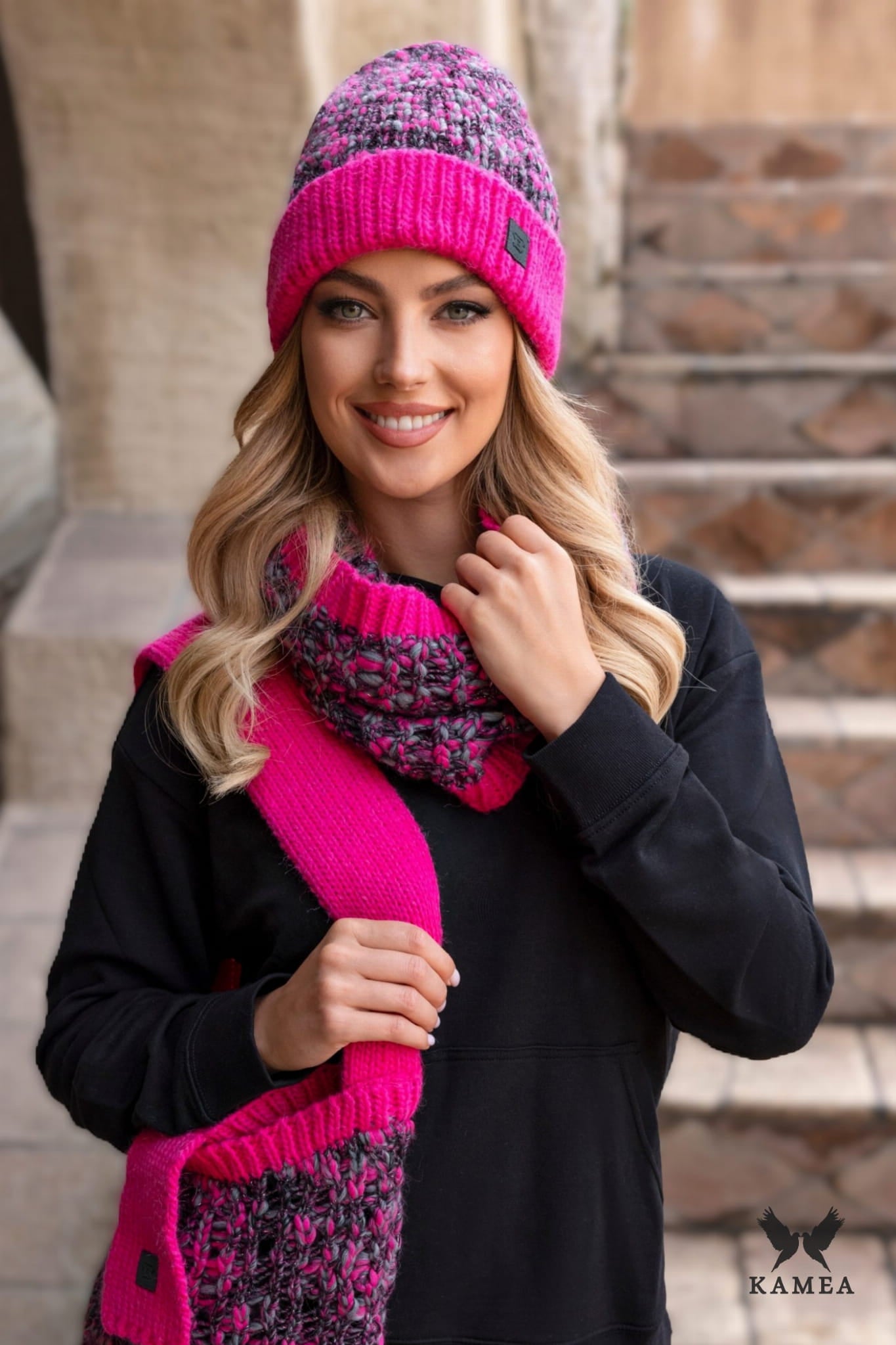 Komplet (Czapka + Komin), Model: Morela-Komplet, Kolor: malinowy, Skład materiału: 40% Wełna; 37% Poliakryl; 19% Alpaka; 4% Poliester, Przeznaczenie: Jesień/Zima, Wymiary(długość/szerokość): 38cm/28cm