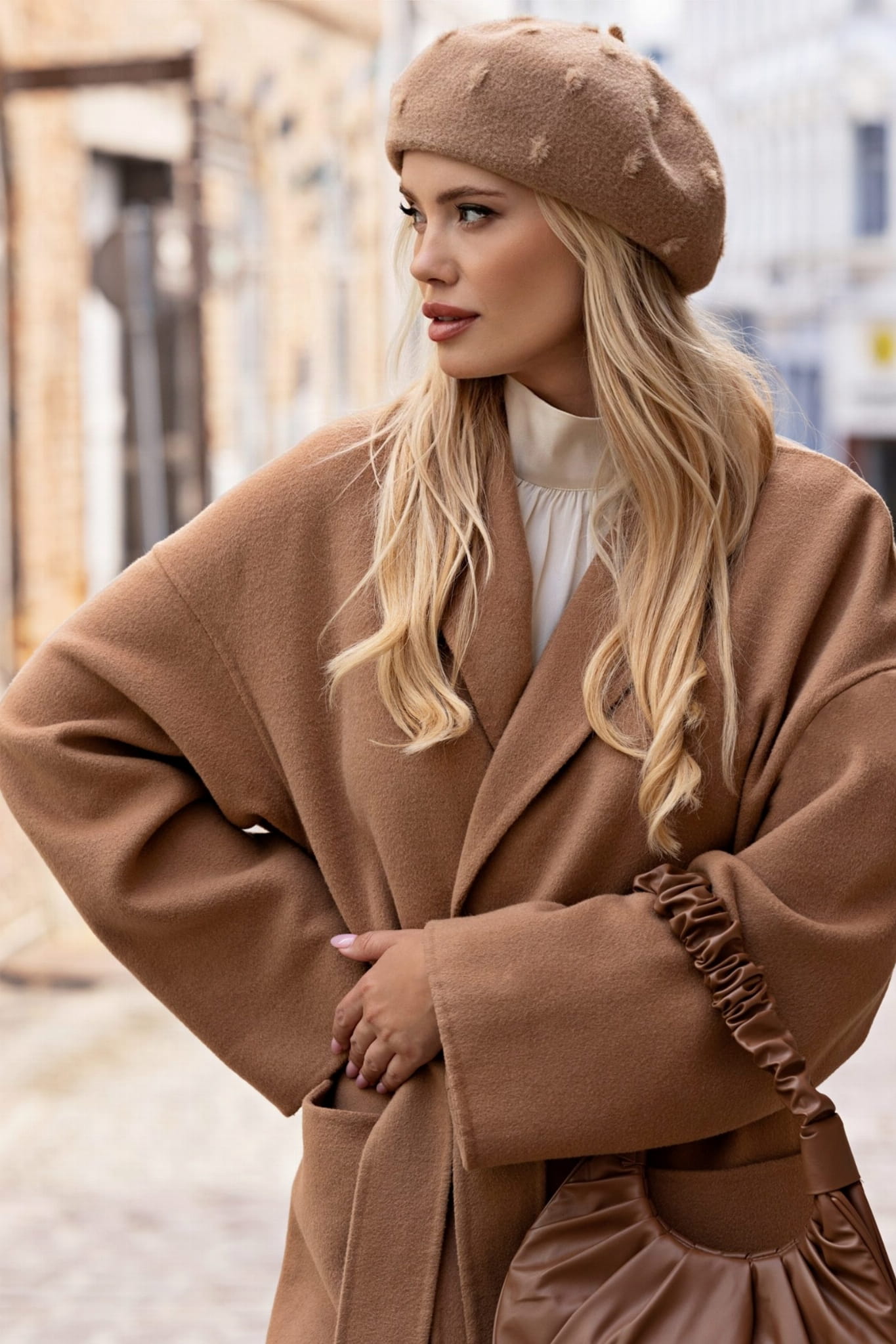 Detal beżowego beretu Linda, ukazujący subtelny połysk materiału i nowoczesny fason | KAMEA | Spironik.pl