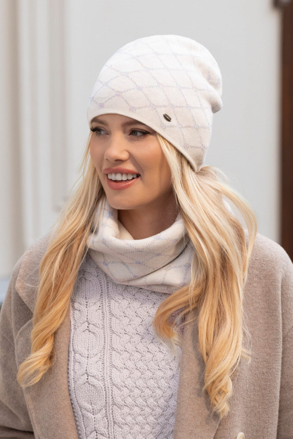 Detal błyszczącego geometrycznego wzoru na czapce i kominie DIAMOND w odcieniu ekru | KAMEA | Spironik.pl