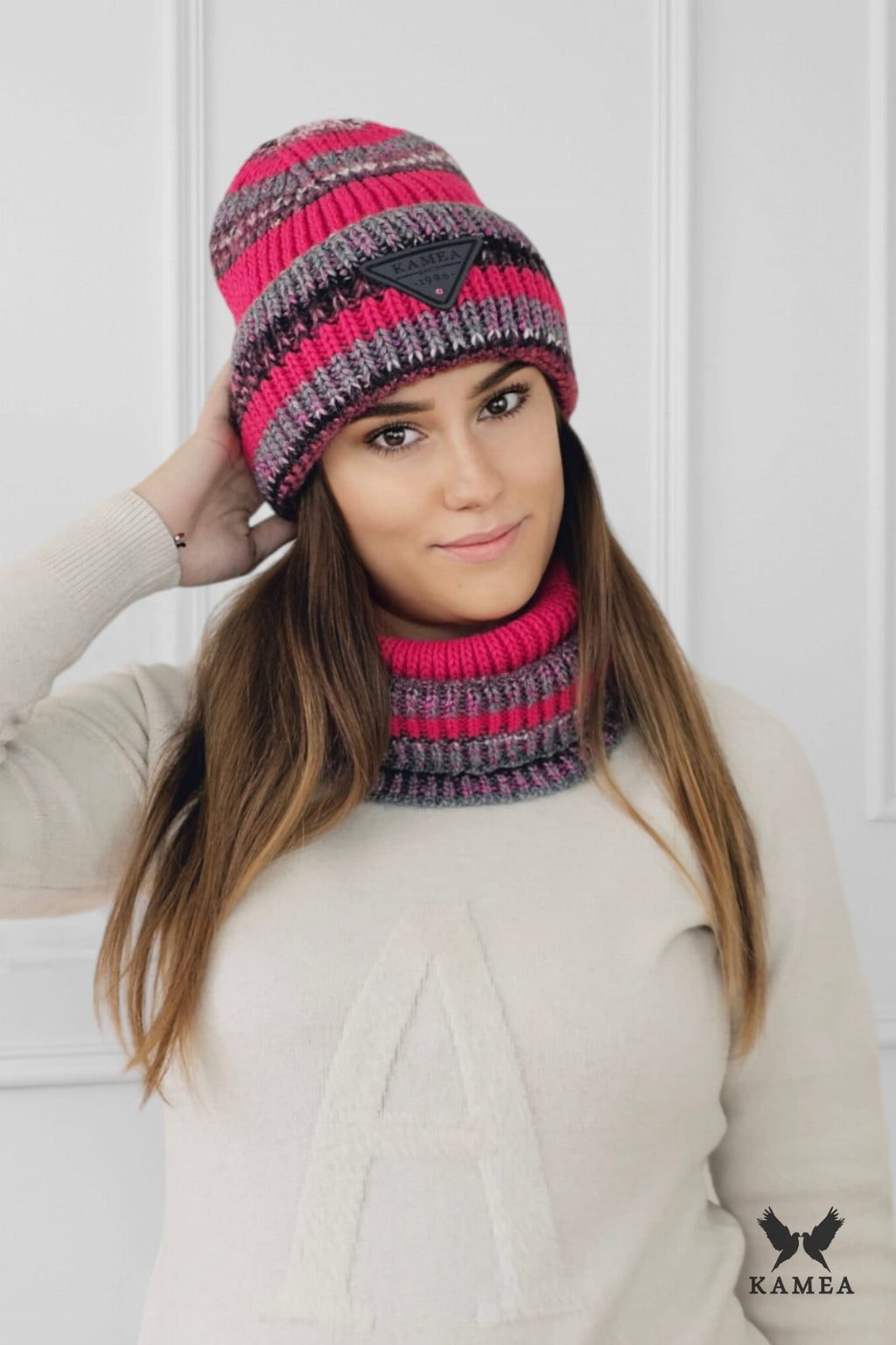 Čepice, Model: Muscari, Barva: malinová, Složení materiálu: 70% Poliakryl; 15% Vlna; 10% Alpaka; 5% Polyester, Velikost: Univerzální (54-60) (Čepice, obrázek 2)