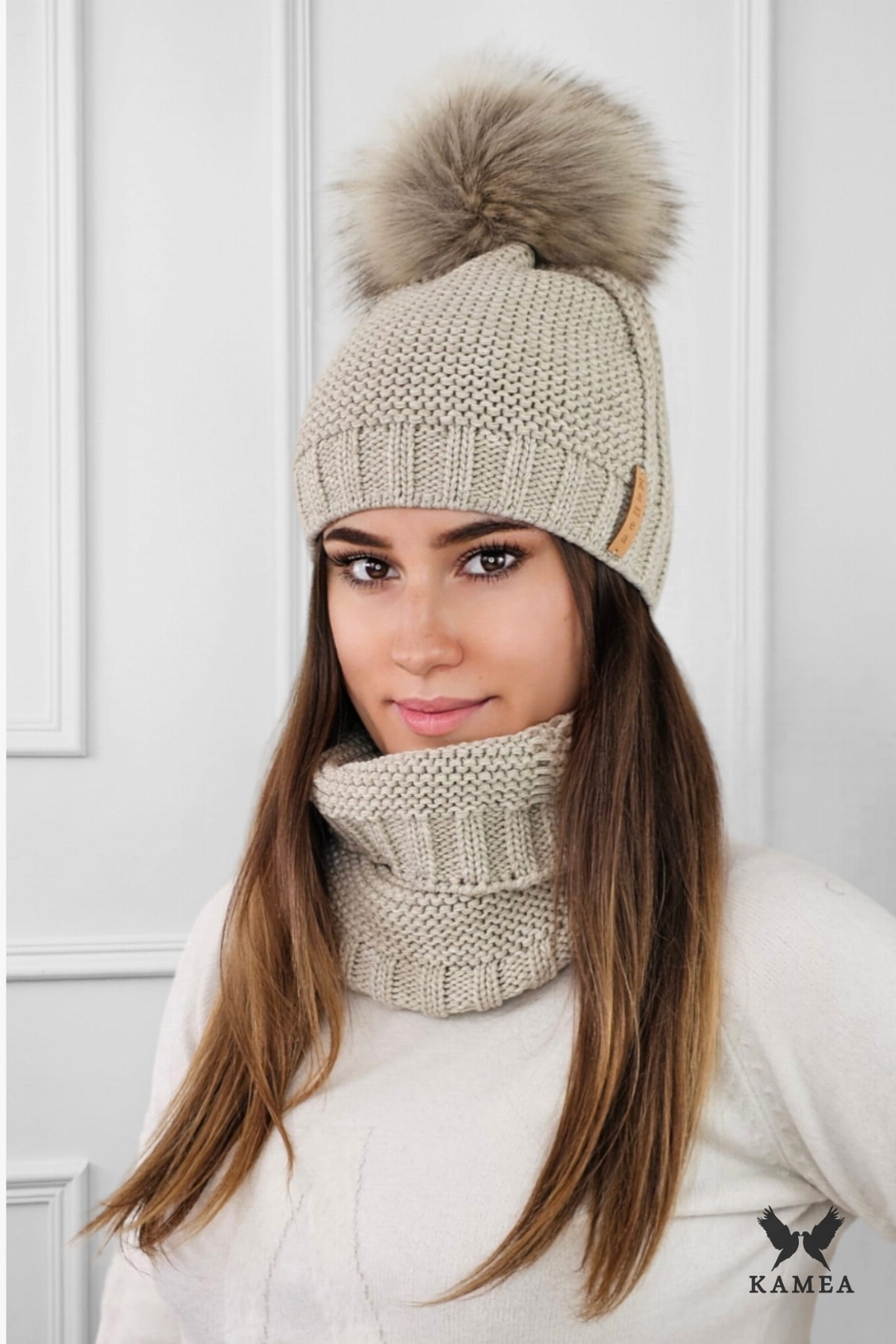 Komplet (Czapka+ Komin), Model: Fiona-Komplet, Kolor: cappuccino, Skład materiału: 50% Akryl; 30% Wełna; 20% Poliamid, Przeznaczenie: Jesień/Zima, Rozmiar: Uniwersalny (54-60)