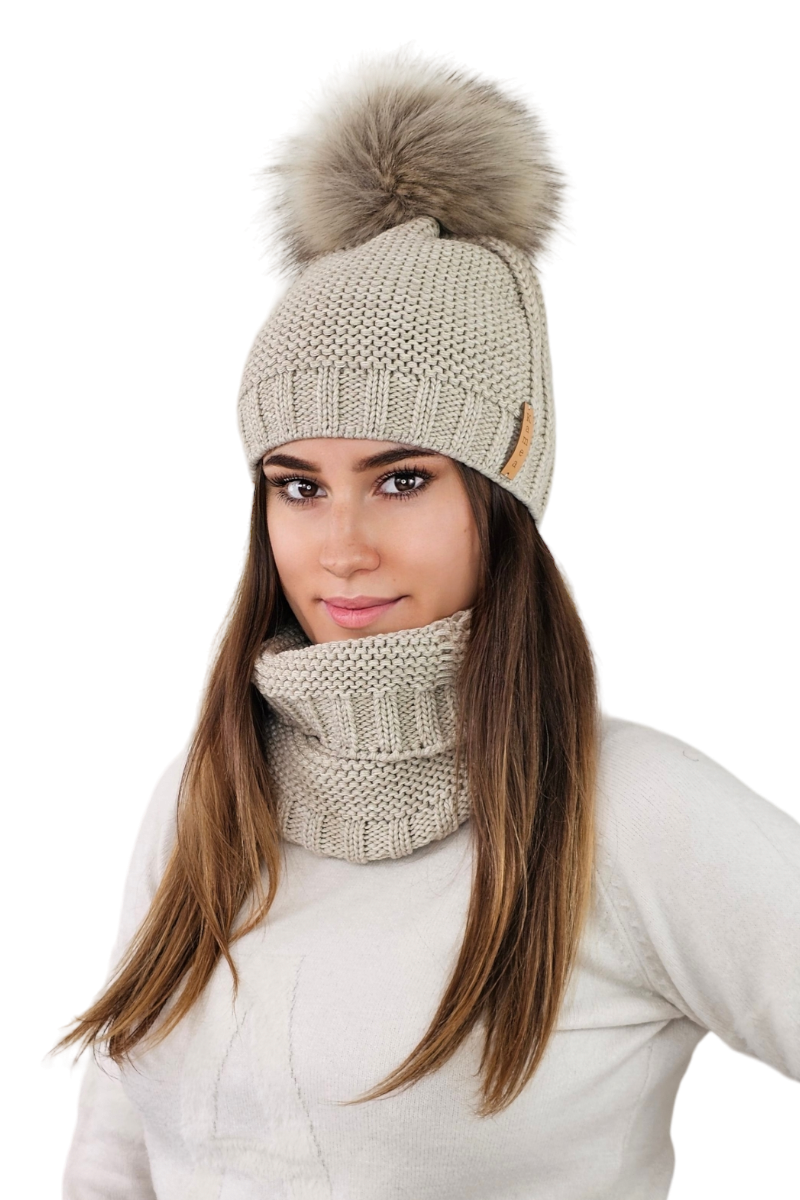 Detal czapki FIONA z ociepleniem polarem oraz komin w formie tuby, idealny na jesień i zimę | KAMEA | Spironik.pl