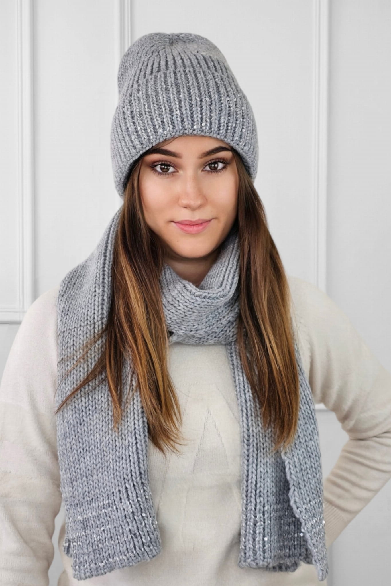 Komplet (Czapka+Szalik), Model: Ginny-Komplet, Kolor: szary, Skład materiału: 50% Wełna; 40% Akryl; 10% Poliester, Rozmiar: Uniwersalny (54-60) (Komplet (Czapka+Szalik), zdjęcie 2)