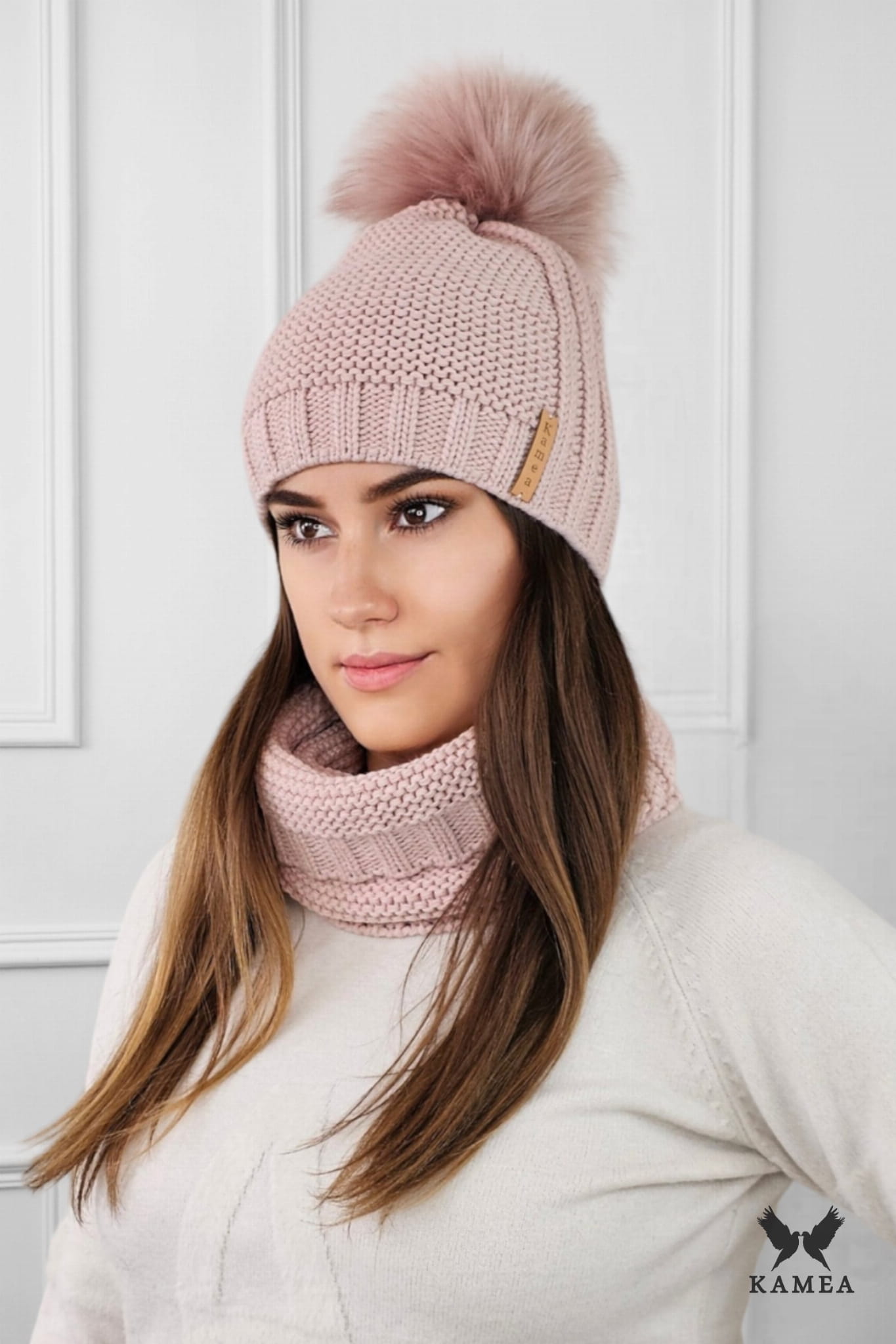 Detal czapki FIONA z ociepleniem polarem oraz ciekawym wzorem prążków po bokach | KAMEA | Spironik.pl
