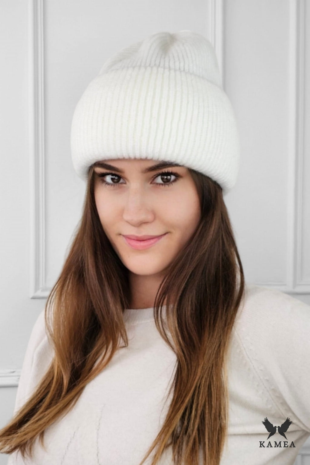 Czapki, Model: Alma, Kolor: ekru, Skład materiału: 76% Akryl; 12% Nylon; 12% Elite, Przeznaczenie: Jesień/Zima, Rozmiar: Uniwersalny (54-60)