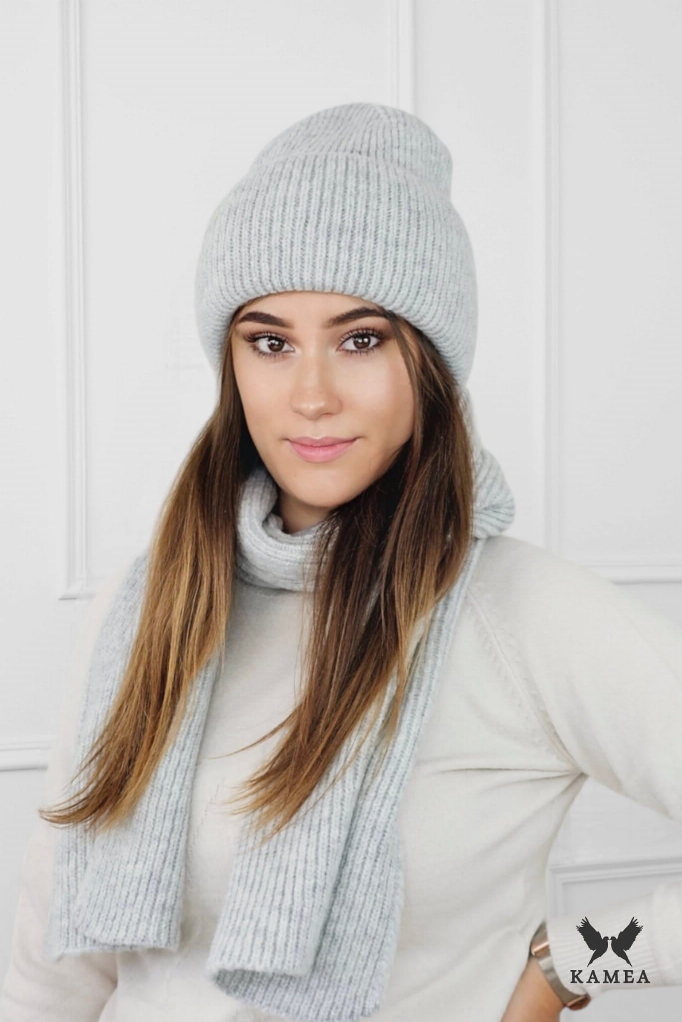 Czapki, Model: Alma-Komplet, Kolor: jasny szary, Skład materiału: 76% Akryl; 12% Nylon; 12% Elite, Rozmiar: Uniwersalny (54-60)