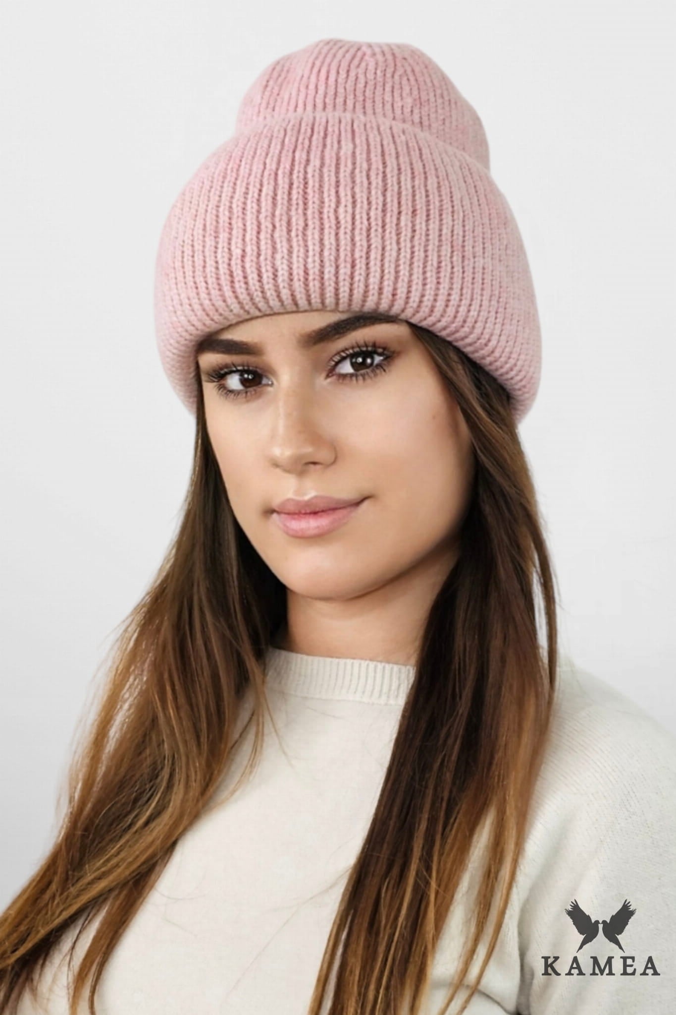 Czapki, Model: Alma, Kolor: ciemny różowy, Skład materiału: 76% Akryl; 12% Nylon; 12% Elite, Przeznaczenie: Jesień/Zima, Rozmiar: Uniwersalny (54-60)