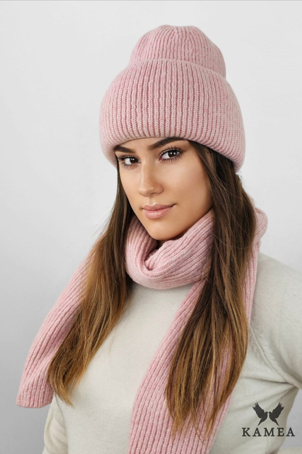 Czapki, Model: Alma-Komplet, Kolor: ciemny różowy, Skład materiału: 76% Akryl; 12% Nylon; 12% Elite, Rozmiar: Uniwersalny (54-60)