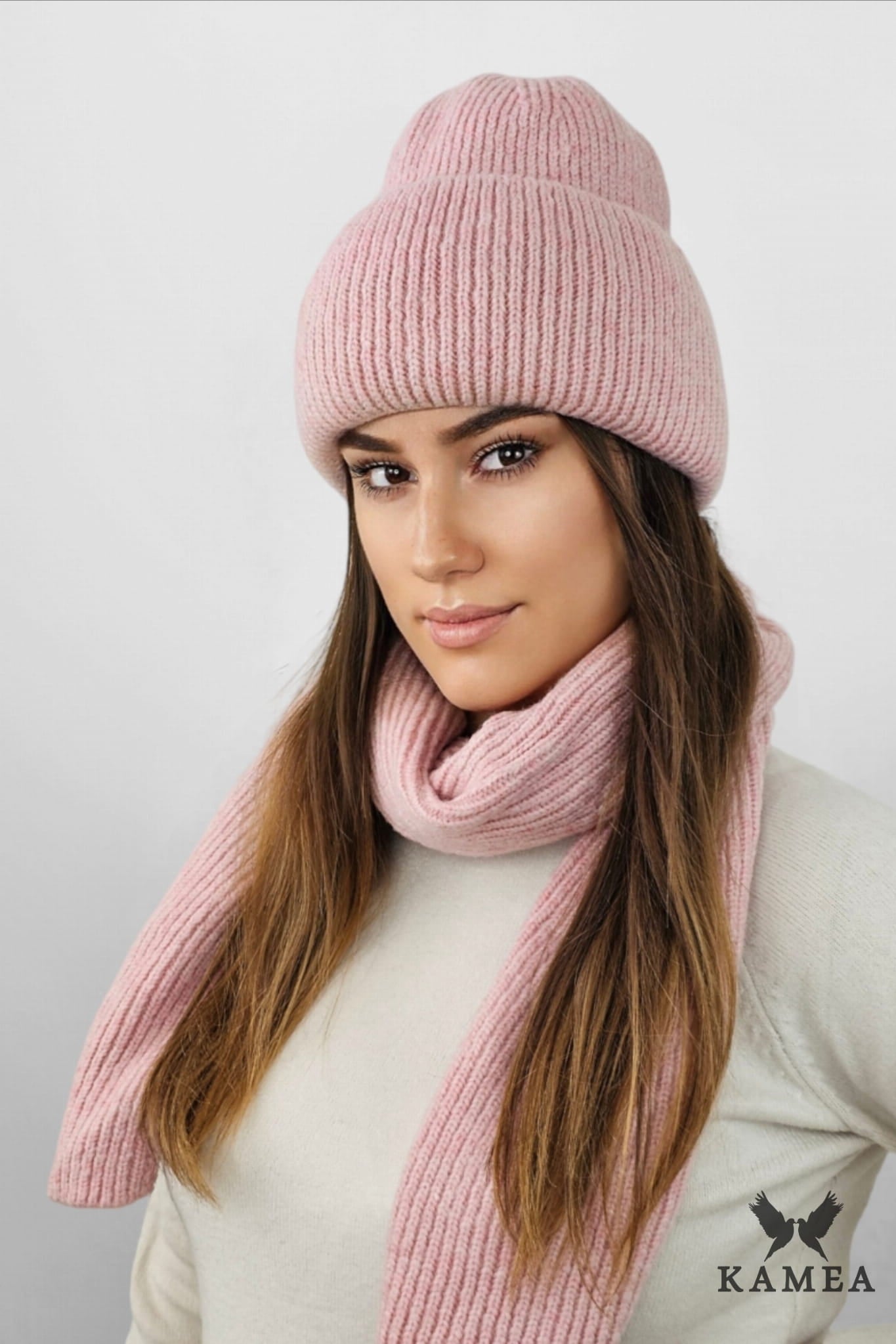 Czapki, Model: Alma-Komplet, Kolor: ciemny różowy, Skład materiału: 76% Akryl; 12% Nylon; 12% Elite, Rozmiar: Uniwersalny (54-60)