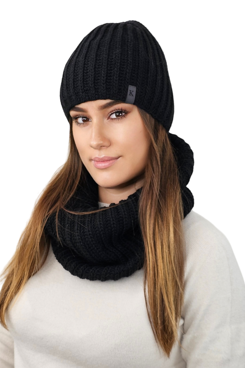 Detal czapki z kominem w kolorze czarnym, z widocznymi grubymi splotami i miękką podszewką z polaru | KAMEA | Spironik.pl