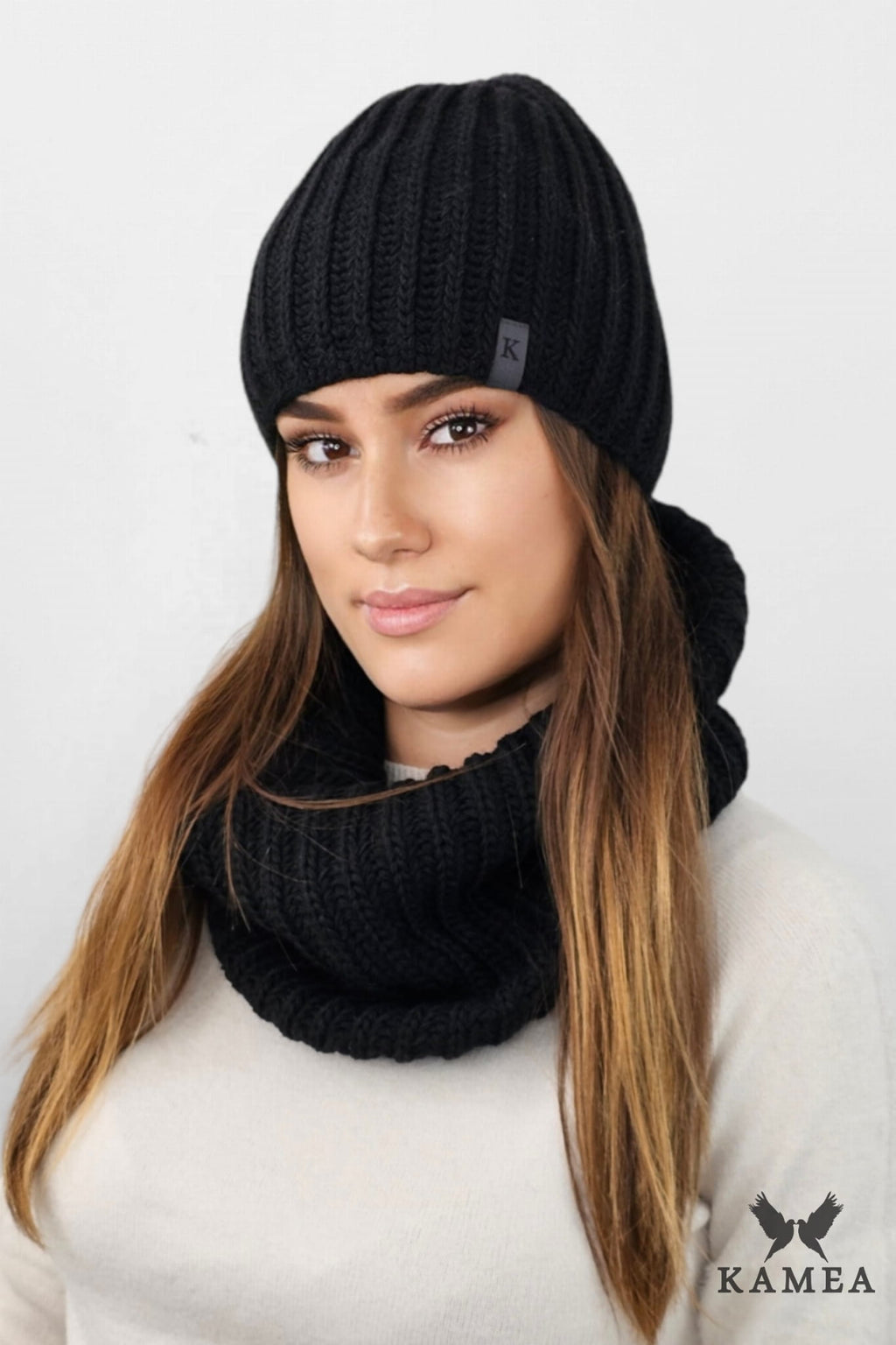 Komplet (Czapka + Komin), Model: Cykoria-Komplet, Kolor: czarny, Skład materiału: 50% Akryl; 30% Wełna; 10% Wiskoza; 10% Alpaka, Przeznaczenie: Jesień/Zima, Wymiary(długość/szerokość): 32cm/38cm