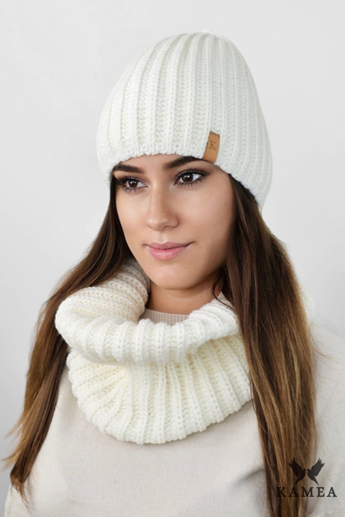 Komplet (Czapka + Komin), Model: Cykoria-Komplet, Kolor: ekru, Skład materiału: 50% Akryl; 30% Wełna; 10% Wiskoza; 10% Alpaka, Przeznaczenie: Jesień/Zima, Wymiary(długość/szerokość): 32cm/38cm