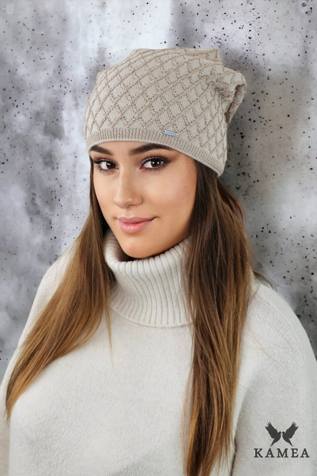 Čepice, Model: Centuria, Barva: béžová, Složení materiálu: 50% Viskóza; 28% Pbt; 22% Polyamid, Určení: Podzim/Zima, Velikost: Univerzální (54-60)
