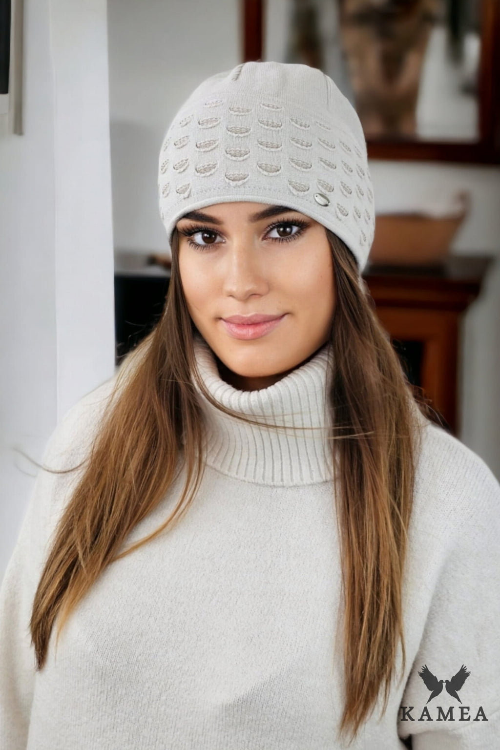 Čepice, Model: Funkia, Barva: béžová, Složení materiálu: 52% Viskóza; 26% Pbt; 22% Polyamid, Určení: Podzim/Zima, Velikost: Univerzální (54-60)