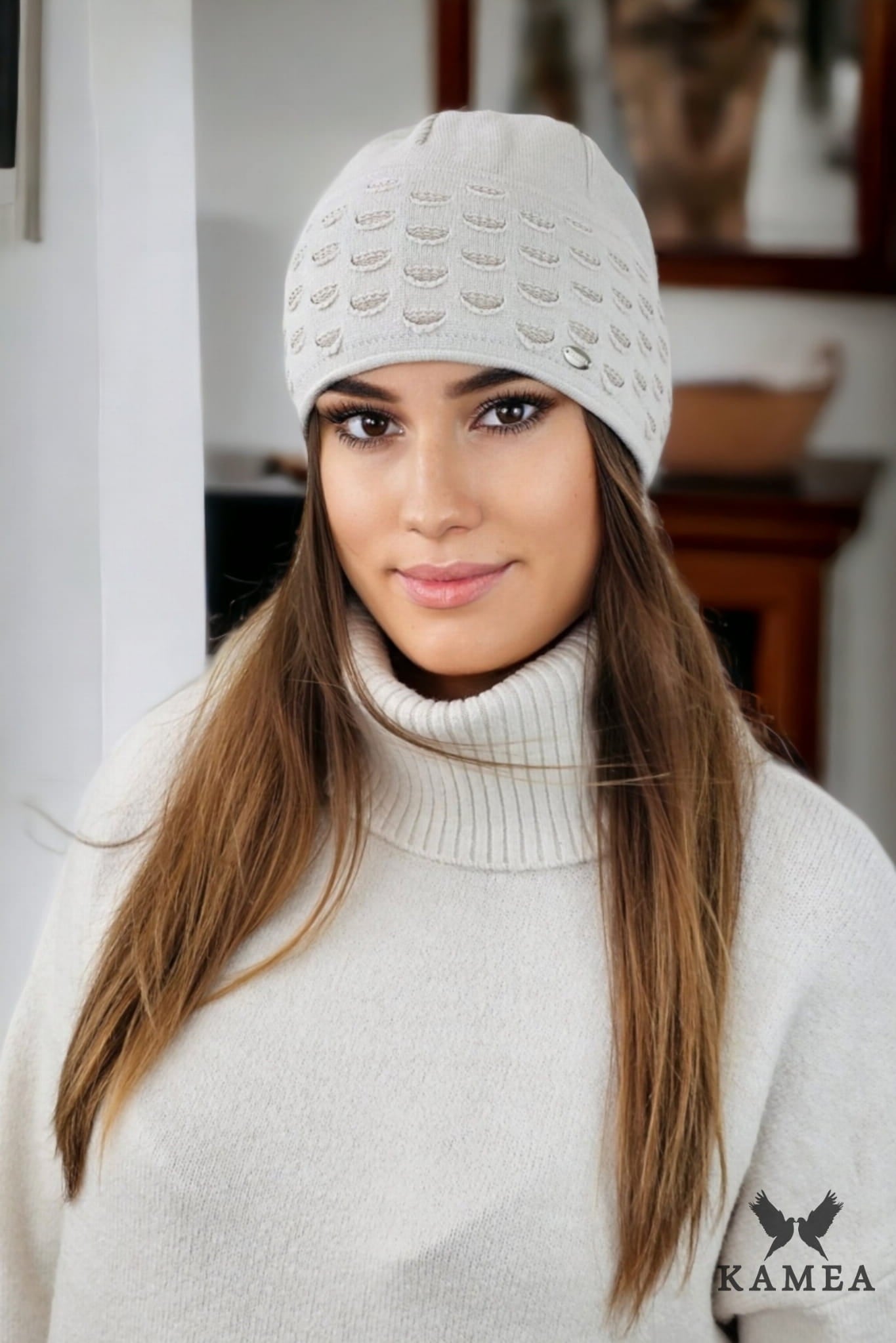 Čepice, Model: Funkia, Barva: béžová, Složení materiálu: 52% Viskóza; 26% Pbt; 22% Polyamid, Určení: Podzim/Zima, Velikost: Univerzální (54-60)
