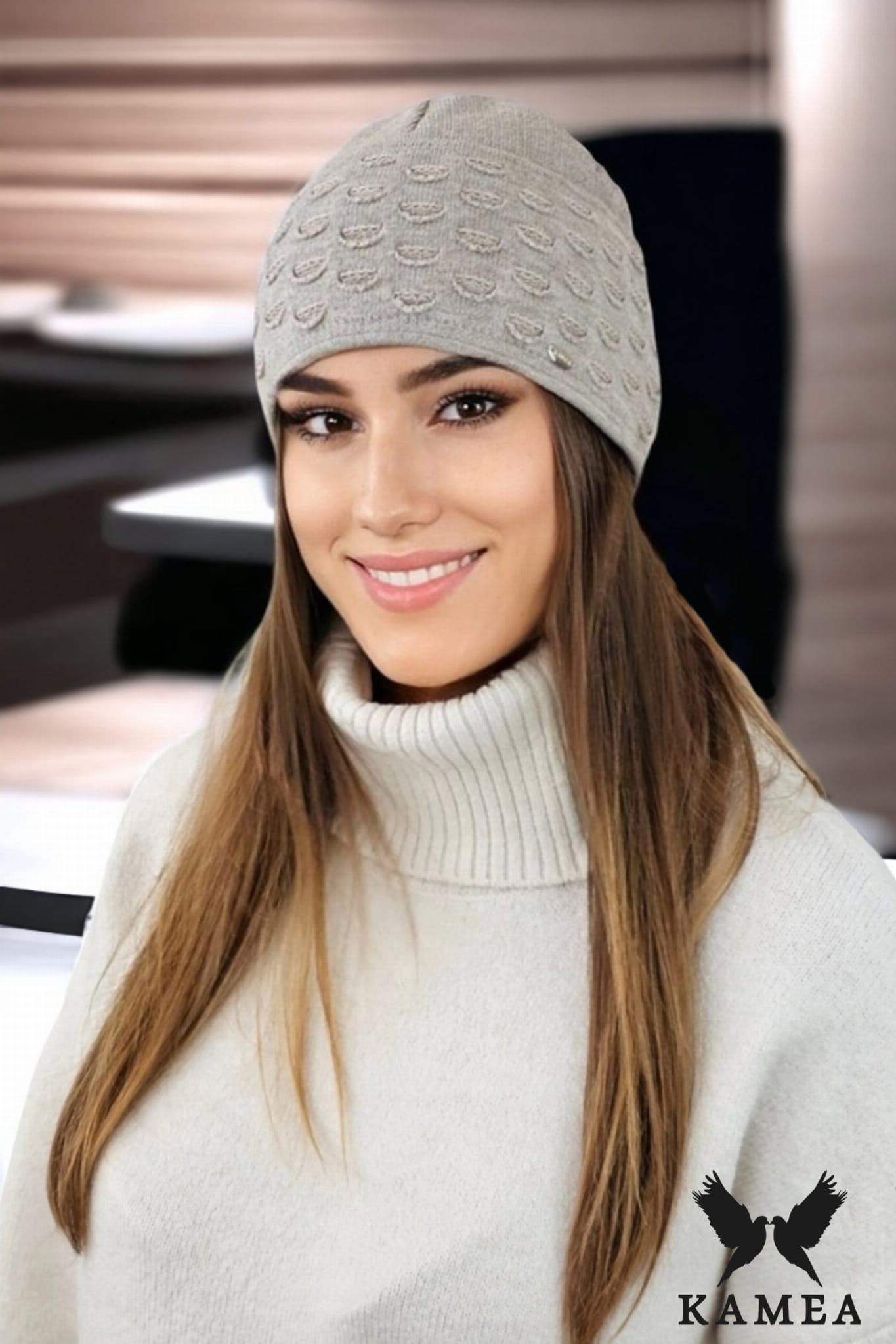 Čepice, Model: Funkia, Barva: tmavě béžová, Složení materiálu: 52% Viskóza; 26% Pbt; 22% Polyamid, Určení: Podzim/Zima, Velikost: Univerzální (54-60)