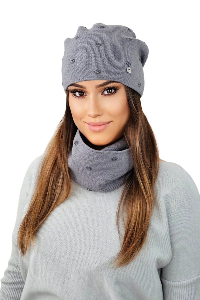 Detal przestrzennego wzoru czapki i komina w szarym kolorze, wykonanych z wiskozy i poliamidu | KAMEA | Spironik.pl