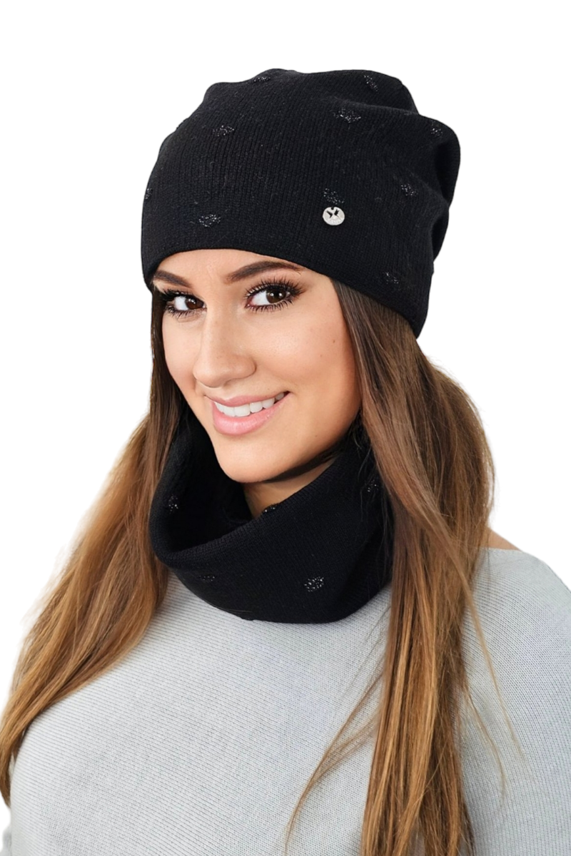 Detal czapki i komina GORCZYCA, ukazujący przestrzenny wzór z połyskującej przędzy w czarnym kolorze | KAMEA | Spironik.pl