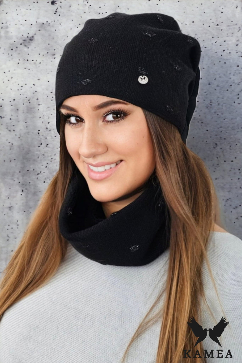 Komplet (Czapka + Komin), Model: Gorczyca-Komplet, Kolor: czarny, Skład materiału: 50% Wiskoza; 28% Pbt; 22% Poliamid, Przeznaczenie: Jesień/Zima, Wymiary(długość/szerokość): 28cm/31cm