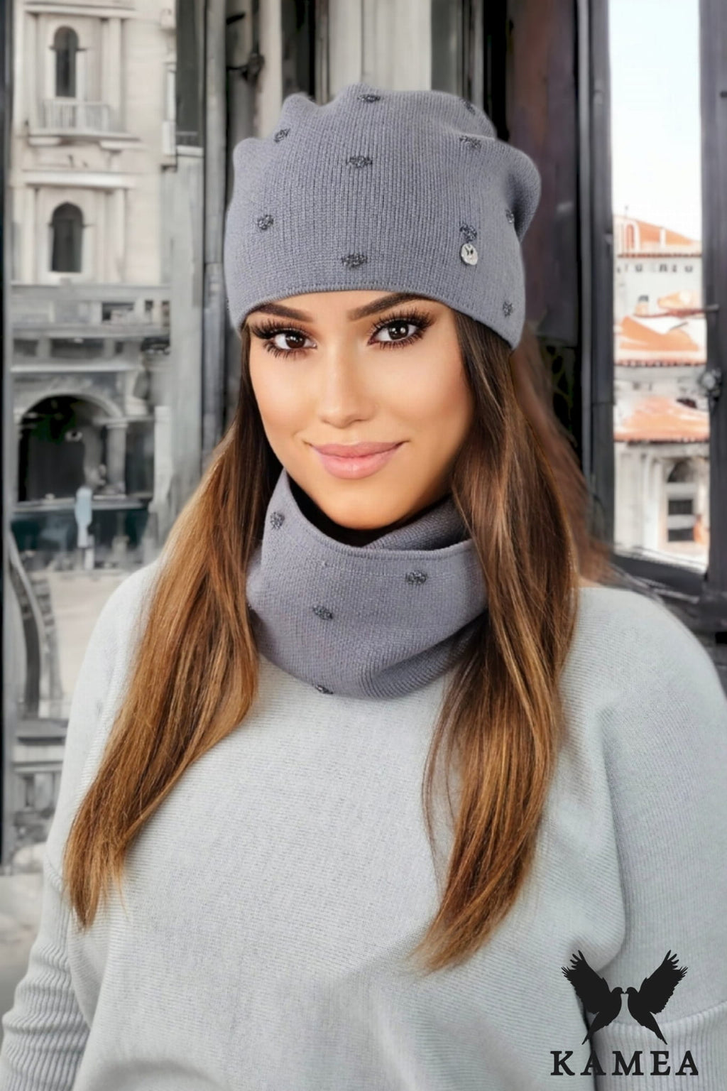 Komplet (Czapka + Komin), Model: Gorczyca-Komplet, Kolor: szary, Skład materiału: 50% Wiskoza; 28% Pbt; 22% Poliamid, Przeznaczenie: Jesień/Zima, Wymiary(długość/szerokość): 28cm/31cm