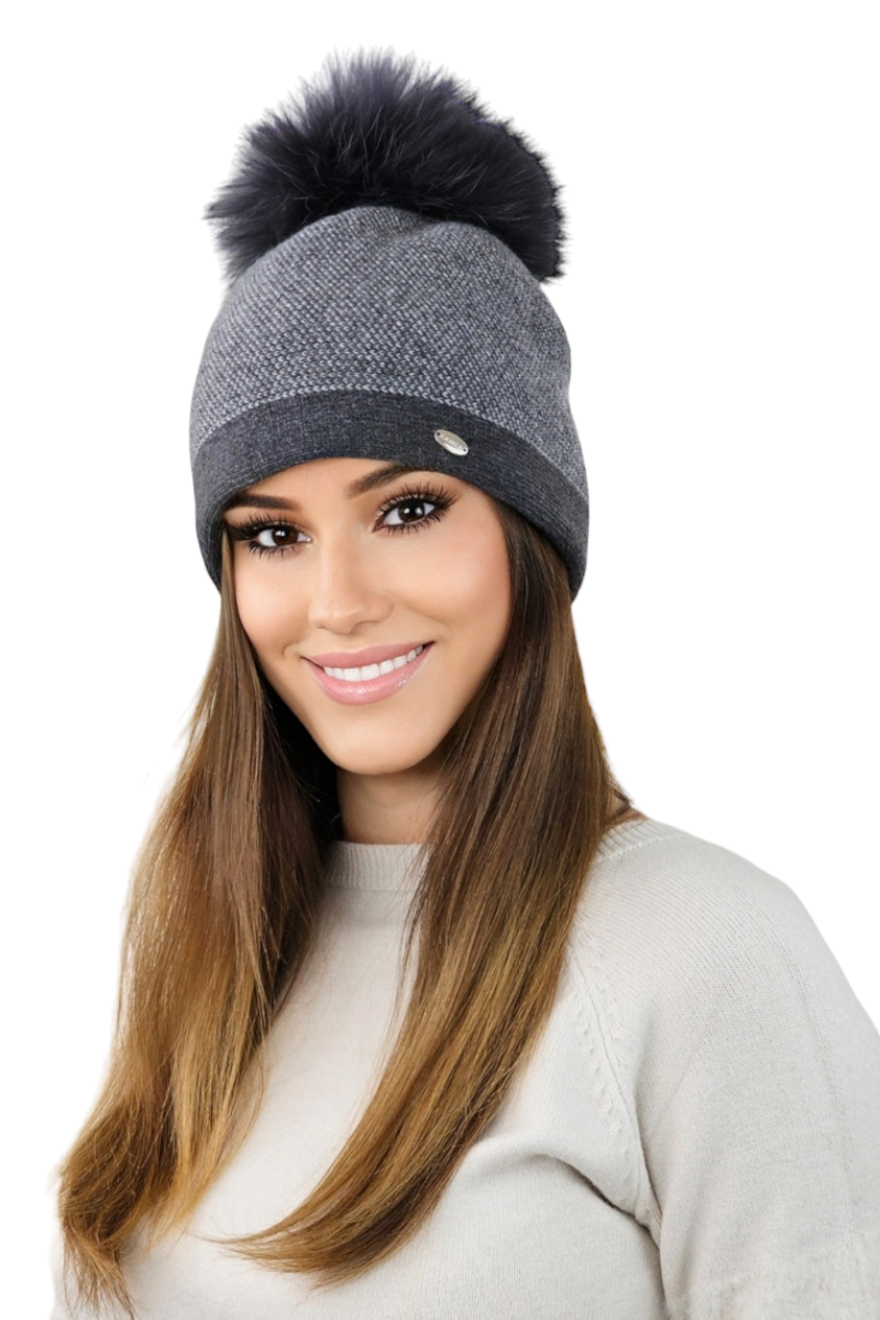 Detal czapki ALOES z wełny, grafitowy kolor, wzór pepitkowy i elegancki pompon z eco futra | KAMEA | Spironik.pl
