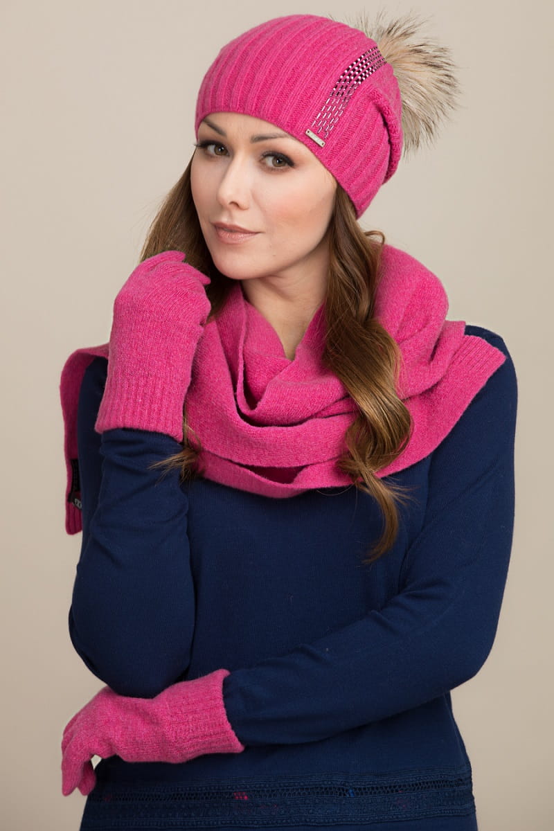 Detal czapki AMBER z dżetami i puszystym pomponem, idealna na jesień i zimę | KAMEA | Spironik.pl