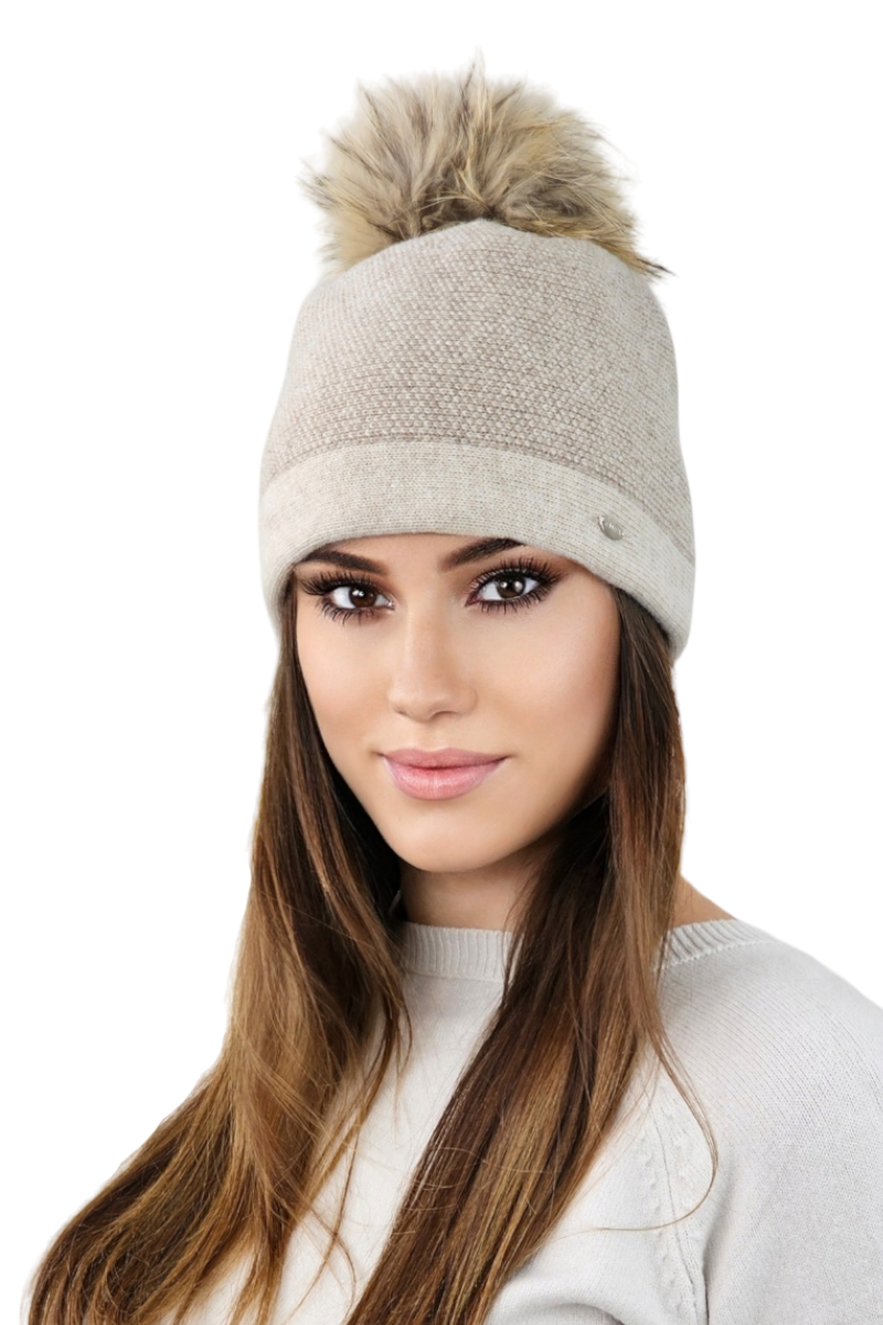 Detal czapki ALOES z wełny i poliamidu, z jednokolorowym paskiem i pomponem w kolorze beżowym | KAMEA | Spironik.pl