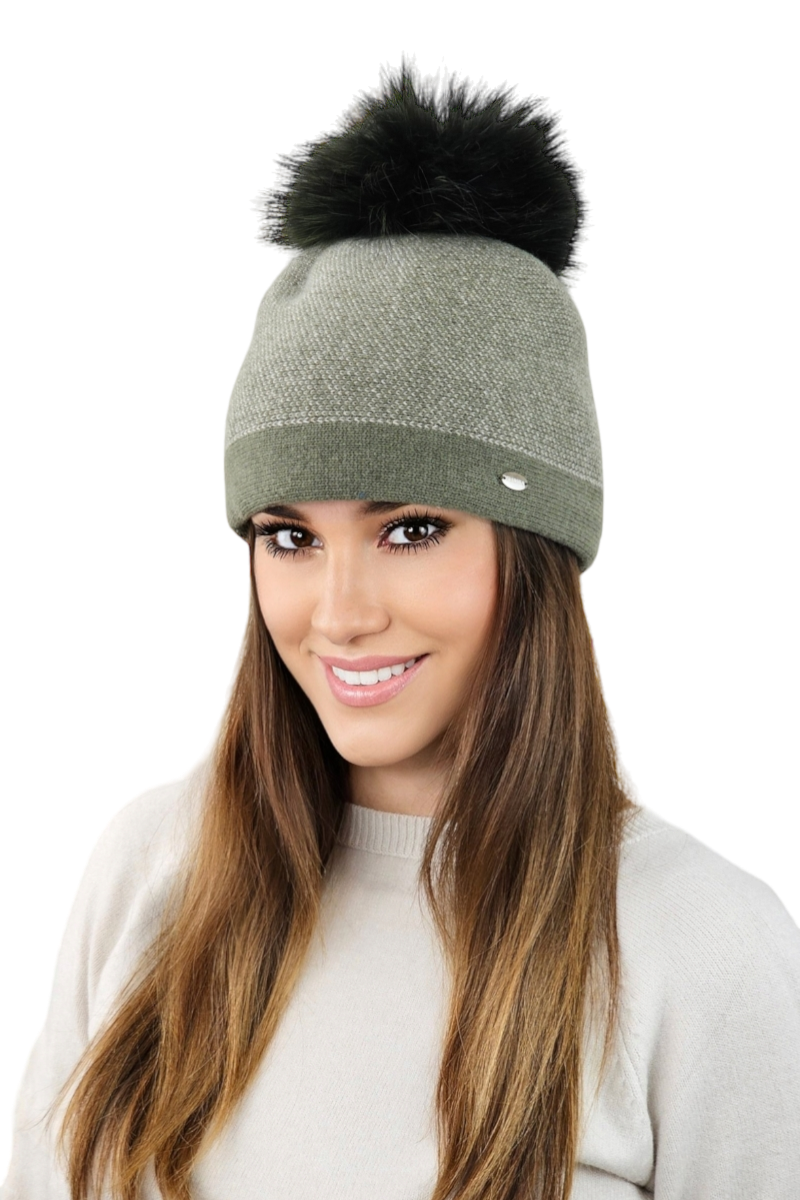 Czapka damska ALOES w kolorze khaki, z pomponem, doskonała do różnych stylizacji na chłodne dni | KAMEA | Spironik.pl