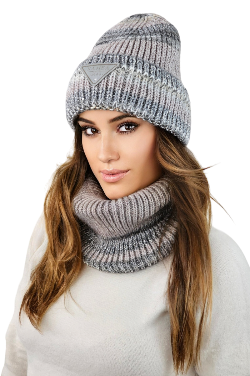 Detal czapki Muscari z szerokim wywinięciem i logiem z ekoskóry, idealny na zimowe stylizacje | KAMEA | Spironik.pl