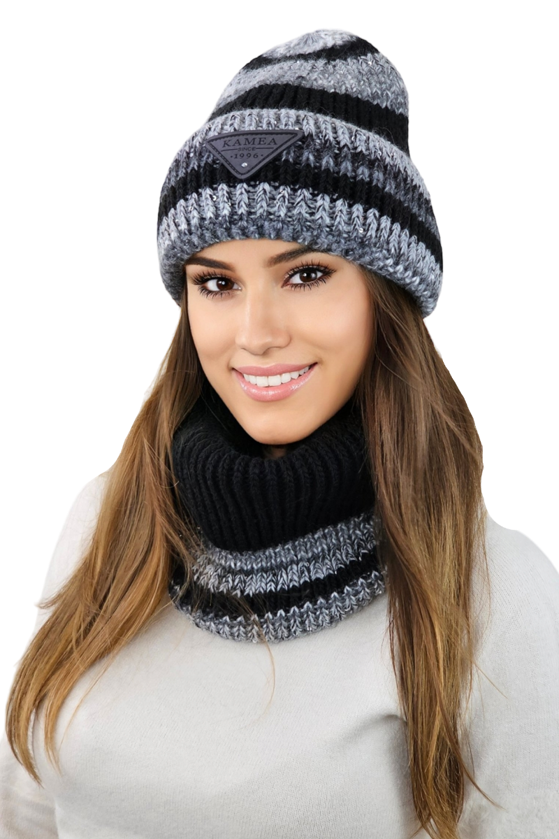 Komplet (Czapka+ Komin), Model: Muscari Komplet ( Czapka+ Komin), Kolor: czarny, Skład materiału: 70% Poliakryl; 15% Wełna; 10% Alpaka; 5% Poliester, Rozmiar: Uniwersalny (54-60) (Komplet (Czapka+ Komin), zdjęcie 2)