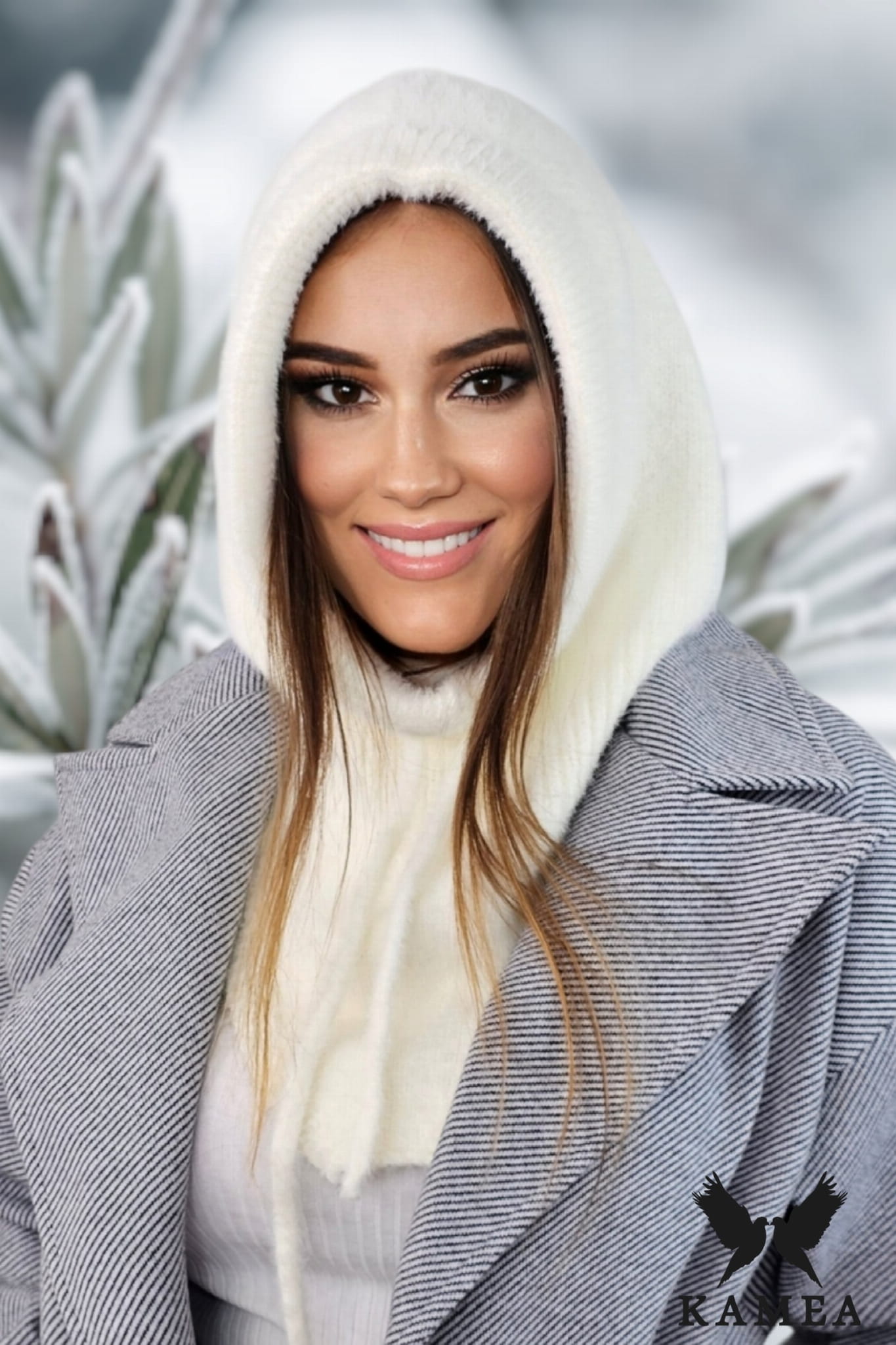 Kaptur Damski, Model: Kaptur-Blanka, Kolor: ekru, Skład materiału: 55% Poliamid; 35% Wiskoza; 6% Poliester; 4% Modal, Przeznaczenie: Jesień/Zima, Rozmiar: Uniwersalny (Kaptur Damski, zdjęcie 2)