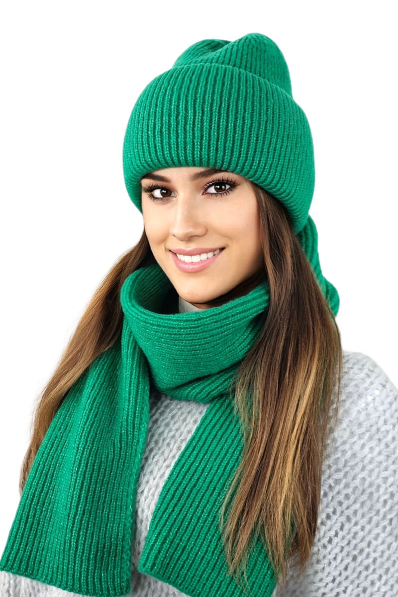 Detal czapki z szerokim podwójnym wywinięciem oraz szalika otulającego szyję w mroźne dni | KAMEA | Spironik.pl