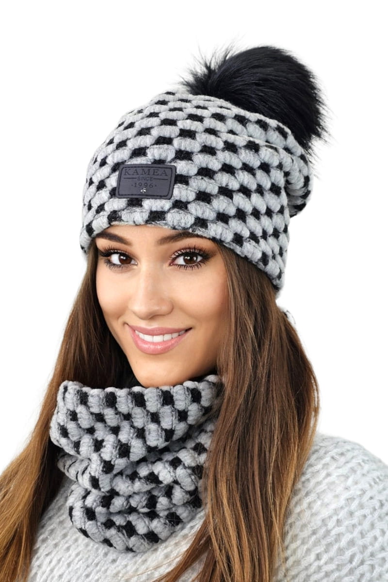 Detal czapki IMELDA z puszystym pomponem i firmowym patchem, idealny na zimowe dni | KAMEA | Spironik.pl