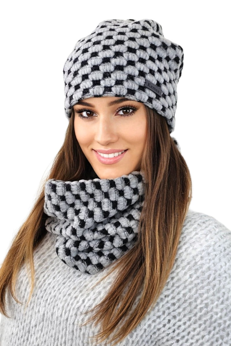 Detal czapki z logo z eco skórki oraz miękka polarowa podszewka komina w szarym kolorze | KAMEA | Spironik.pl