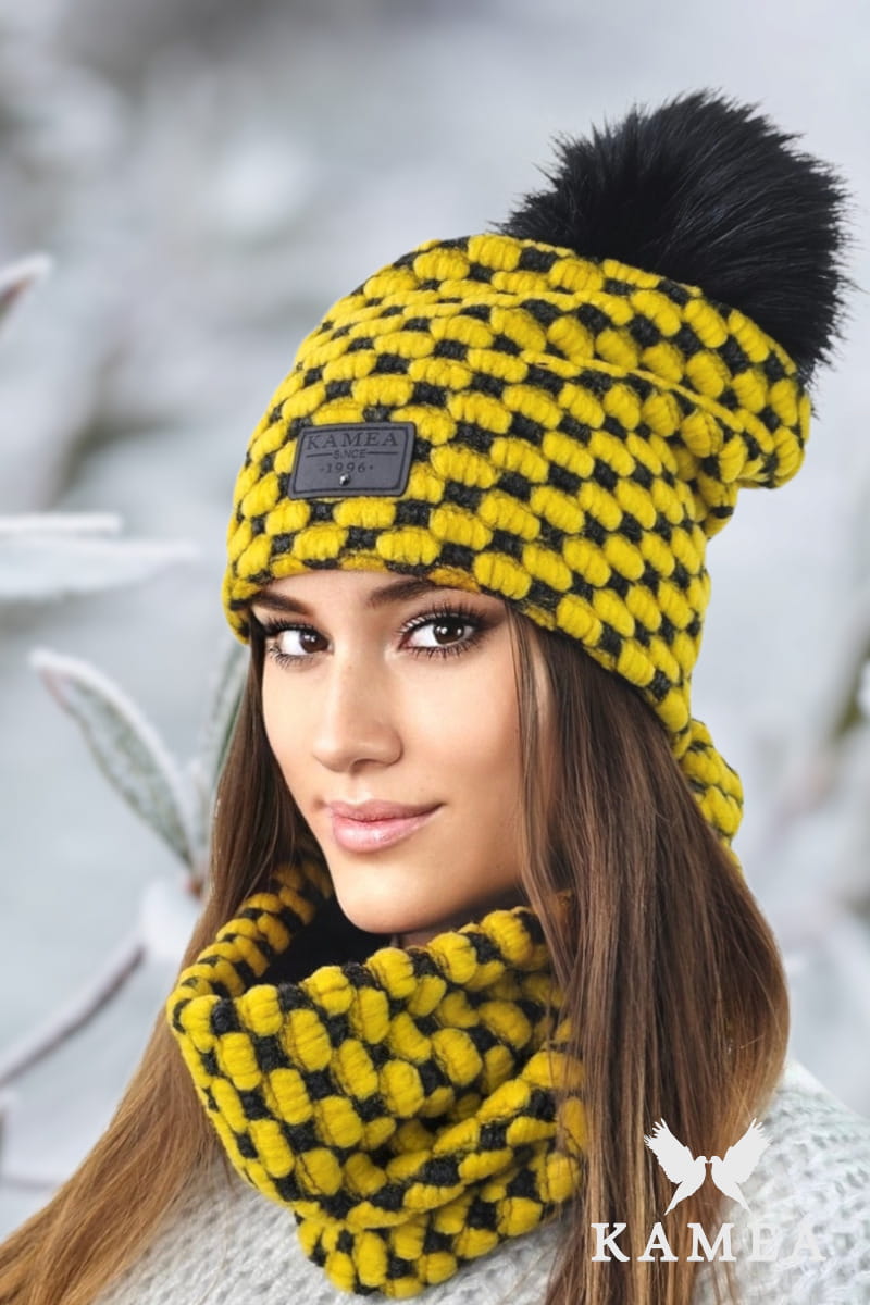 Detal czapki IMELDA z puszystym pomponem i firmowym patchem w kolorze miodowym | KAMEA | Spironik.pl