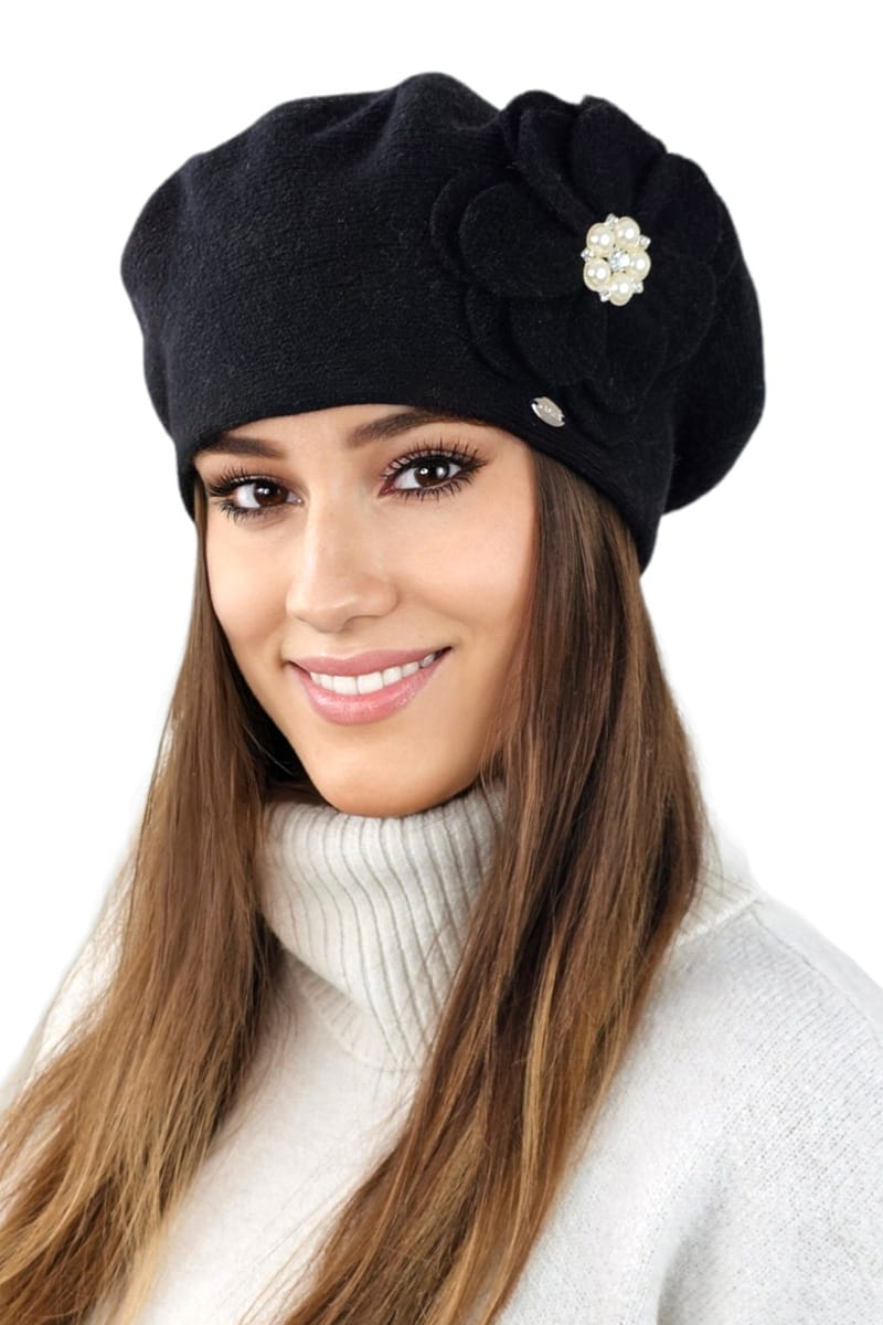 Detal czarnego beretu KALIA z wełny, z ozdobnym kwiatem i perełkami, widok z boku | KAMEA | Spironik.pl