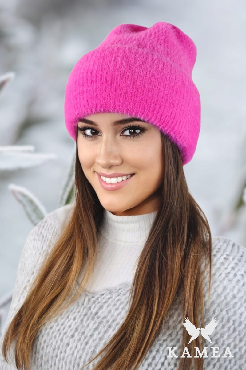 Čepice, Model: Benita, Barva: malinová, Složení materiálu: 55% Polyamid; 35% Viskóza; 6% Polyester; 4% Modal, Určení: Podzim/Zima, Velikost: Univerzální (54-60)